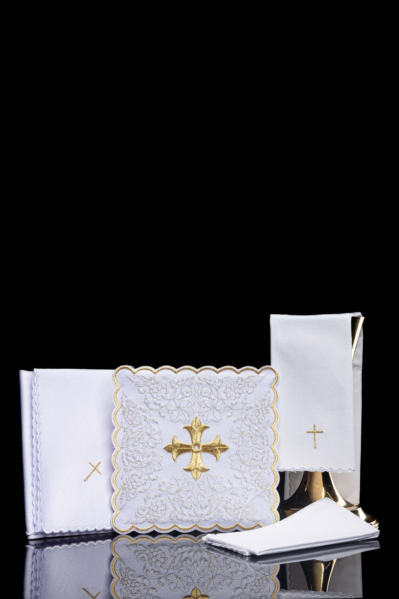 Set di biancheria per calice ricamato con motivo della croce in colore bianco KDT/5028/04 BIAŁY - PERILPRETE.IT
