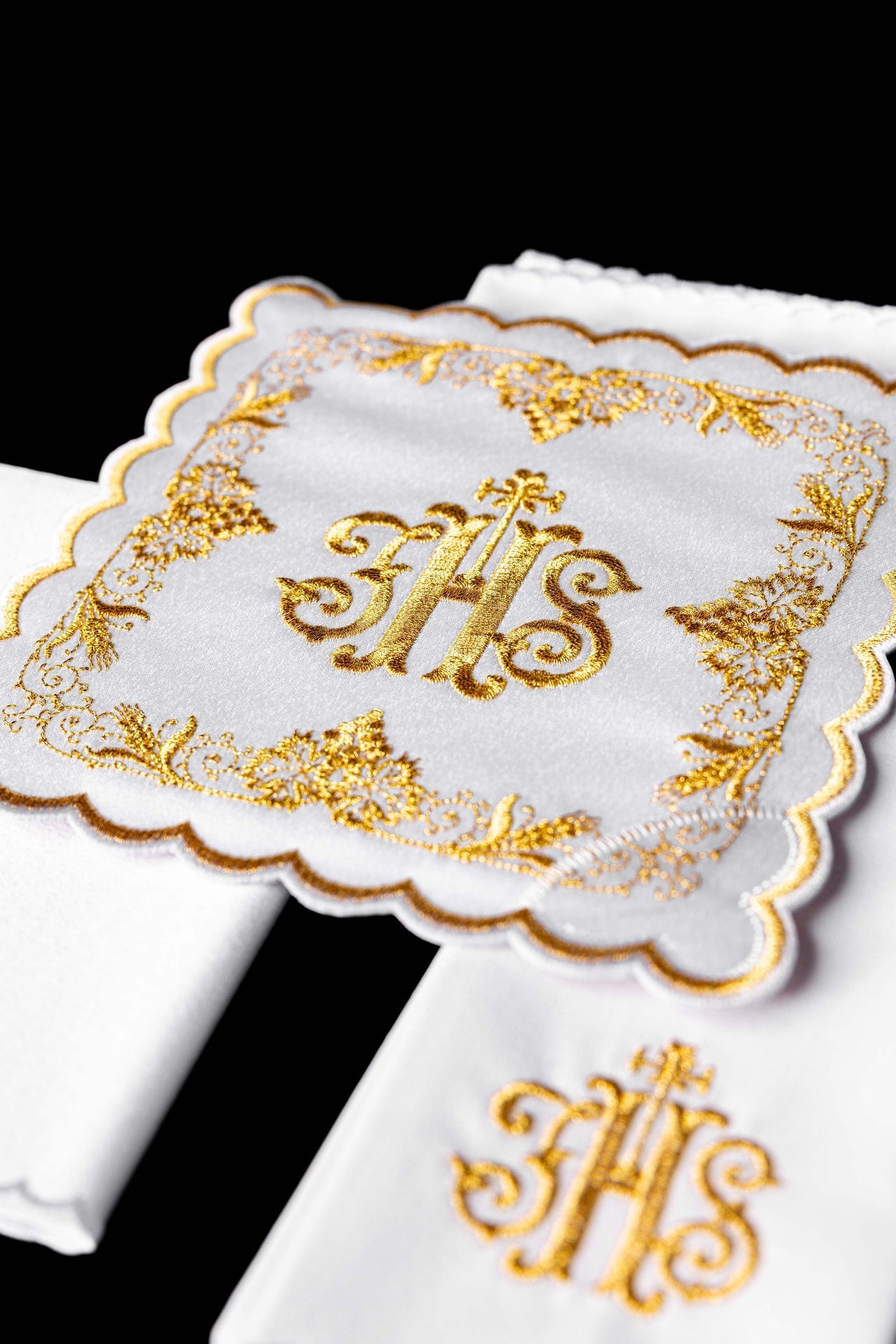 Set di biancheria per calice ricamato con motivo IHS in colore bianco KDT/5025/04 BIAŁY - PERILPRETE.IT