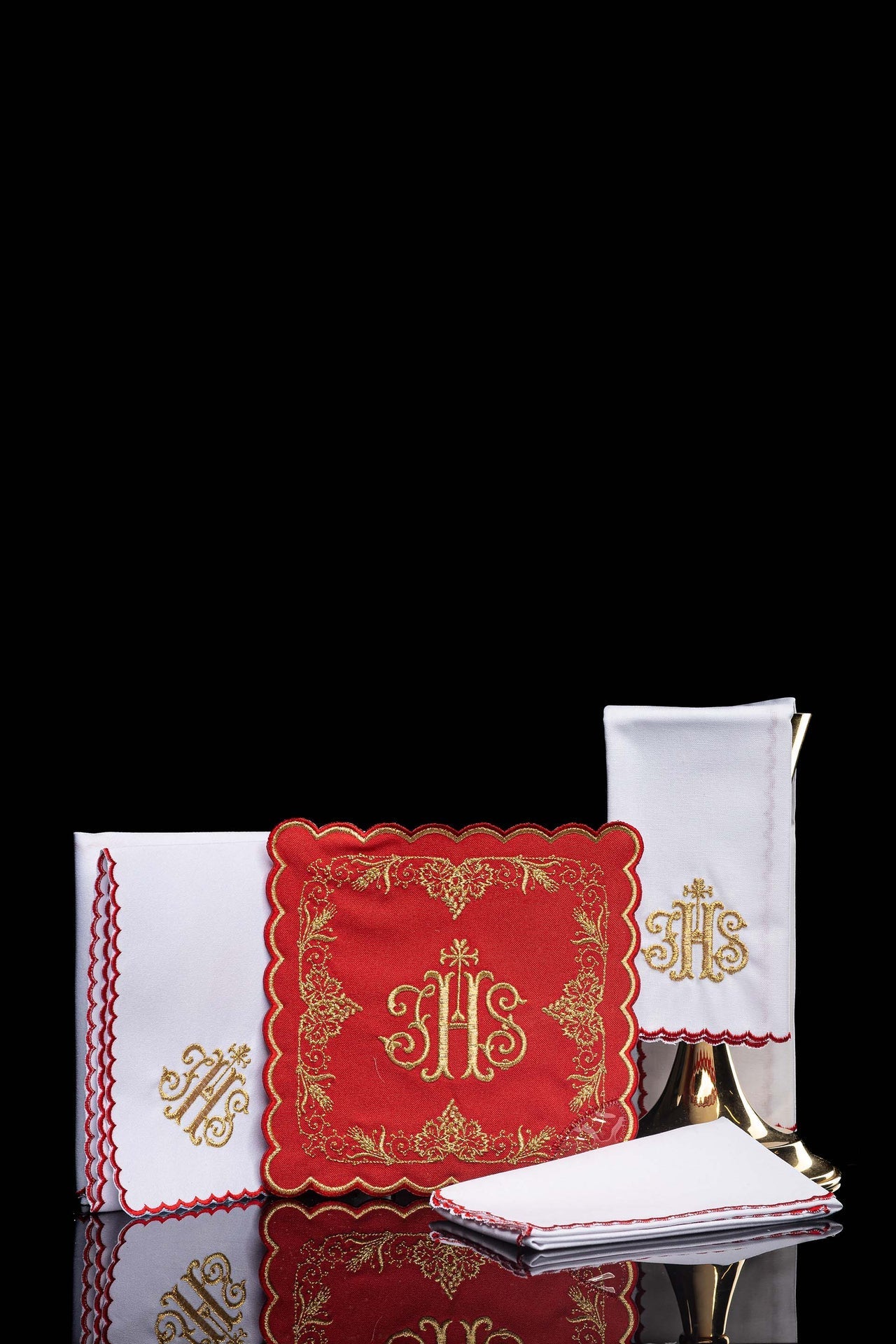Set di biancheria per calice ricamato con motivo IHS in colore rosso KDT/5025/02 CZERWONY - PERILPRETE.IT