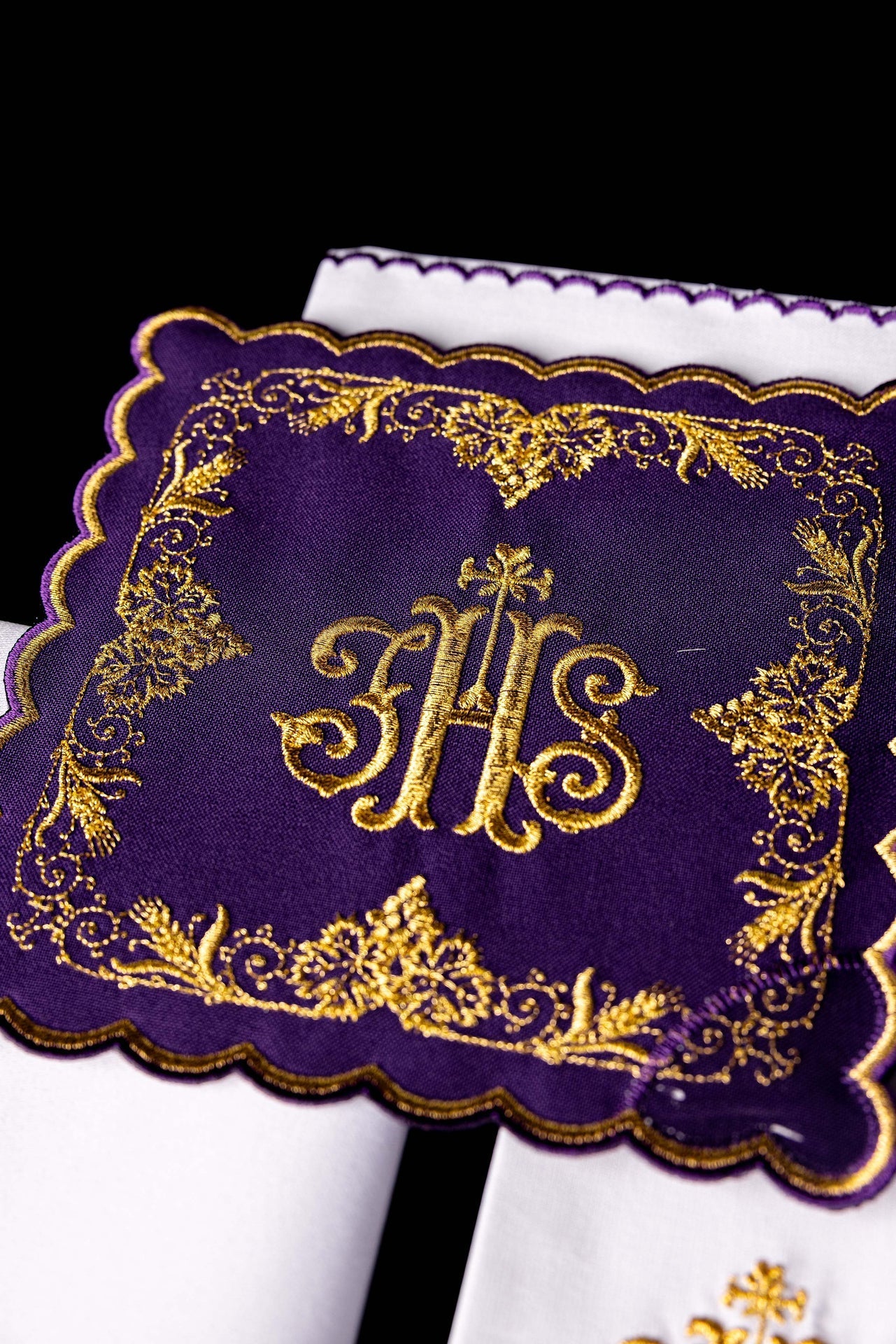 Set di biancheria per calice ricamato con motivo IHS in colore viola KDT/5025/03 FIOLET - PERILPRETE.IT