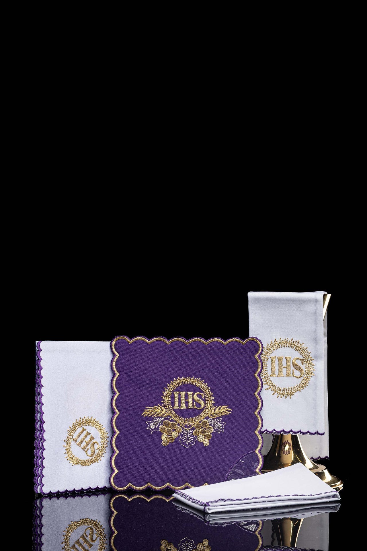 Set di biancheria per calice ricamato con motivo IHS in colore viola KDT/5024/03 FIOLET - PERILPRETE.IT