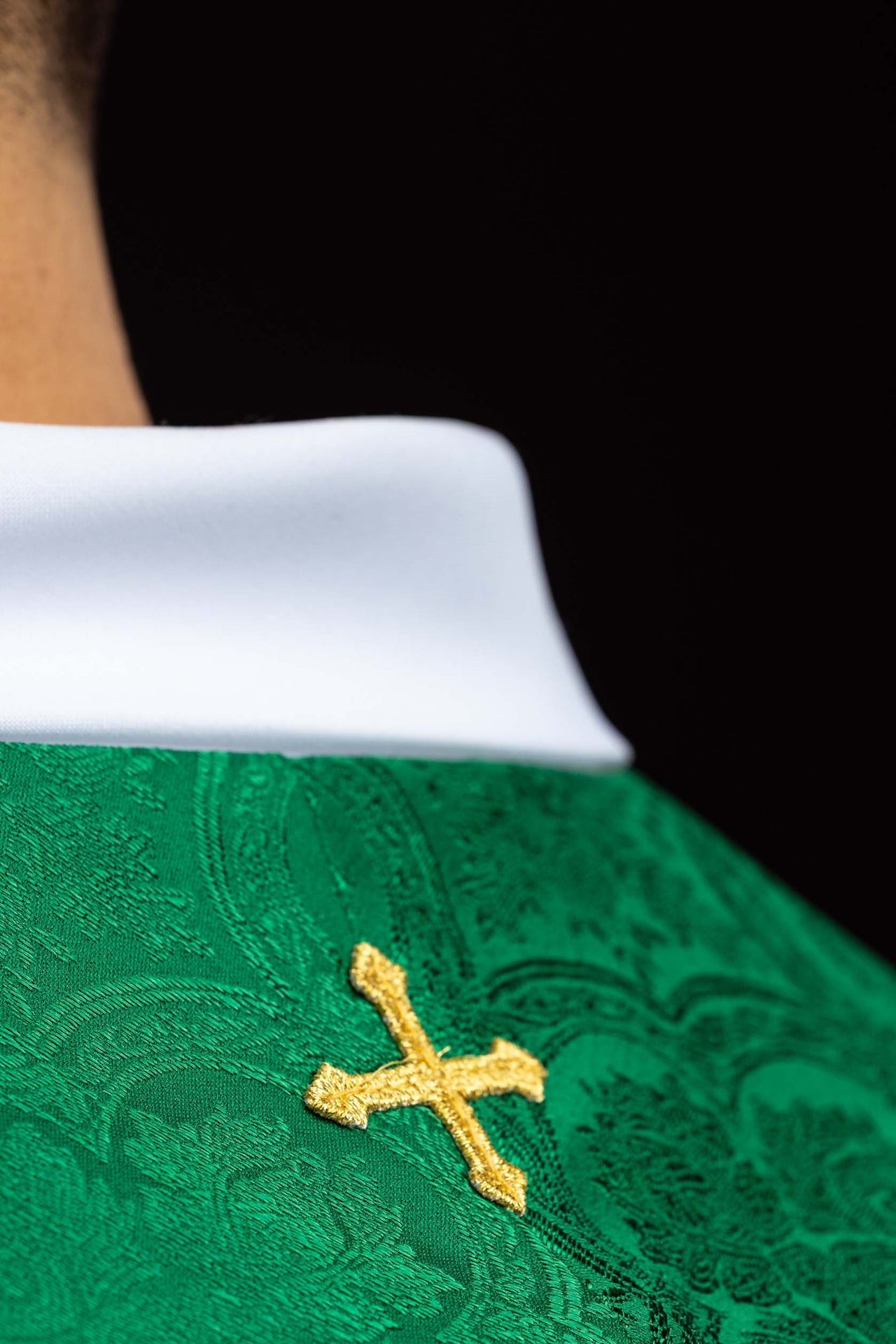 Stola ricamata con motivo a Croce in tessuto jacquard verde KST/639/01/11 - PERILPRETE.IT