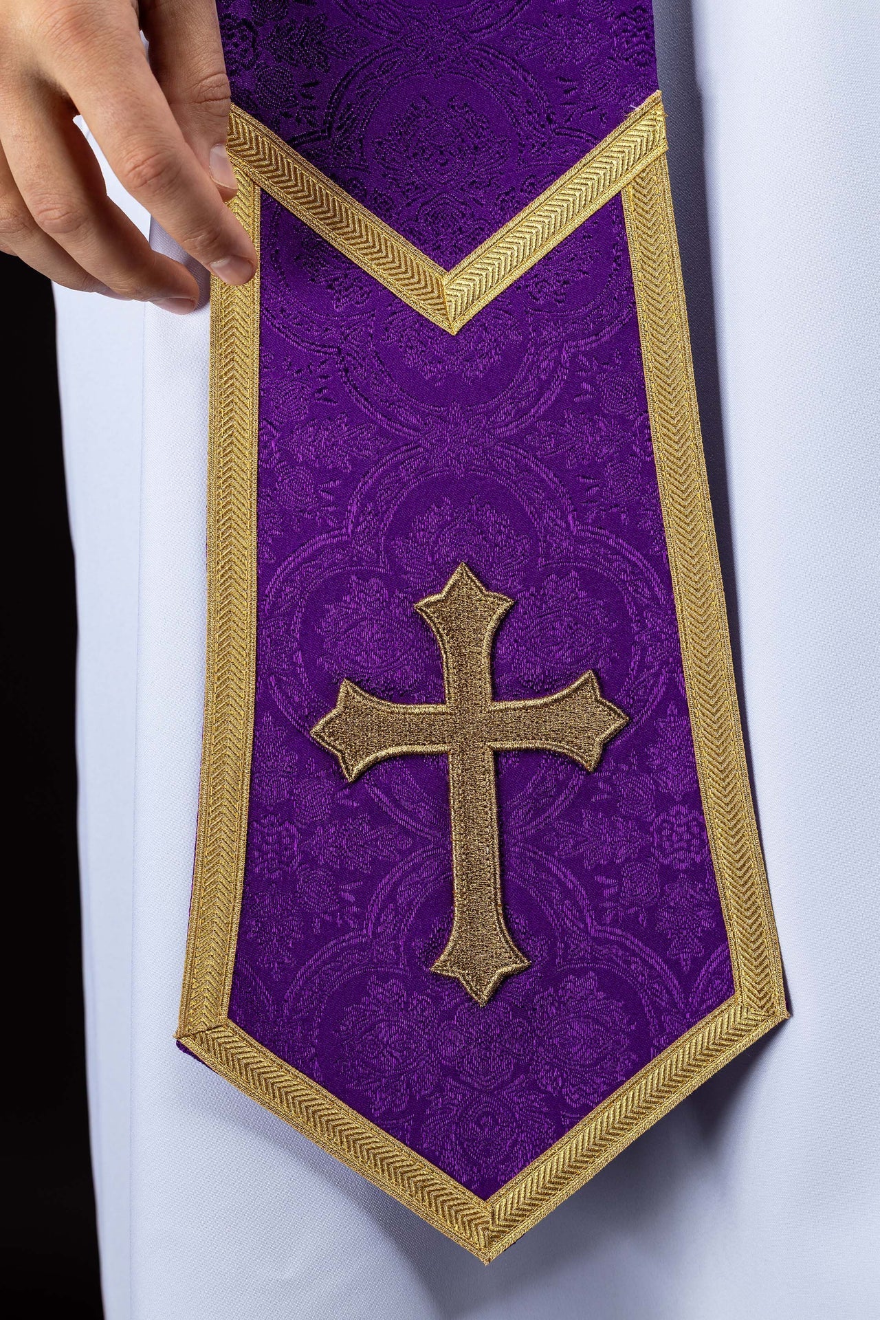 Stola ricamata con motivo a Croce in tessuto jacquard viola KST/639/03/11 - PERILPRETE.IT