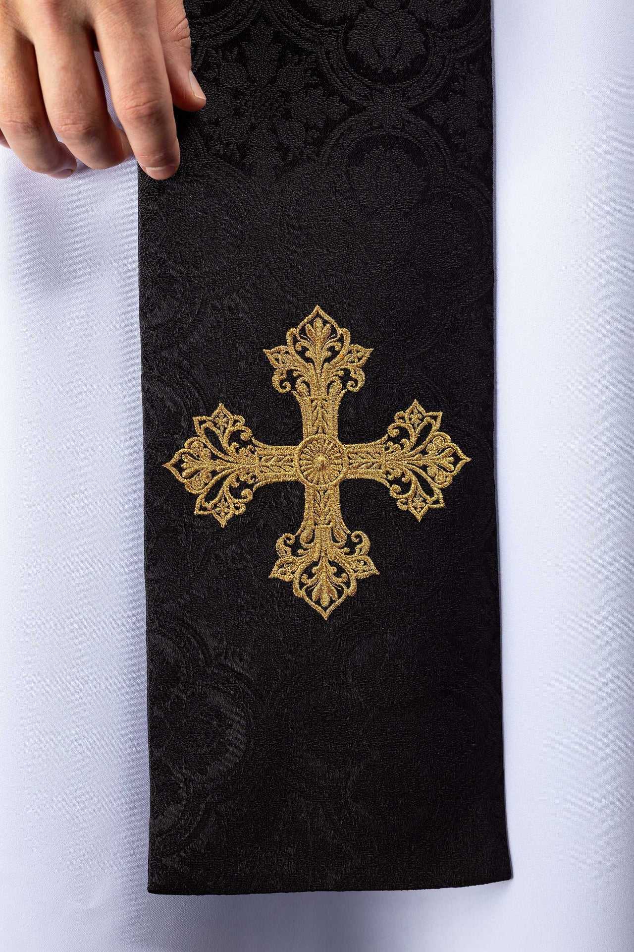 Stola ricamata con motivo della croce in tessuto jacquard nero KST/967/07/11 - PERILPRETE.IT