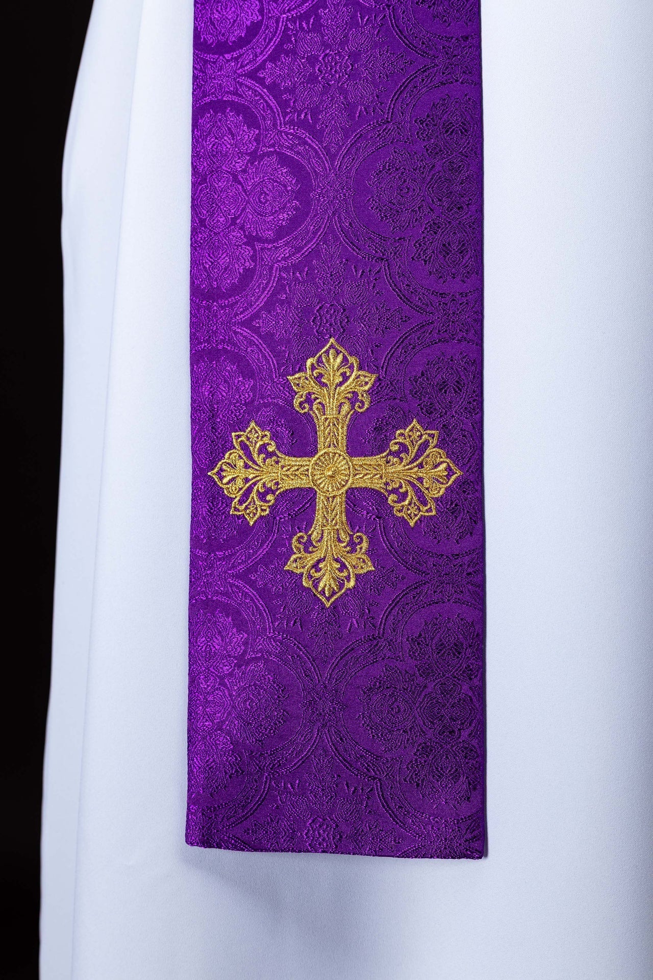 Stola ricamata con motivo della croce in tessuto jacquard viola KST/967/03/11 - PERILPRETE.IT