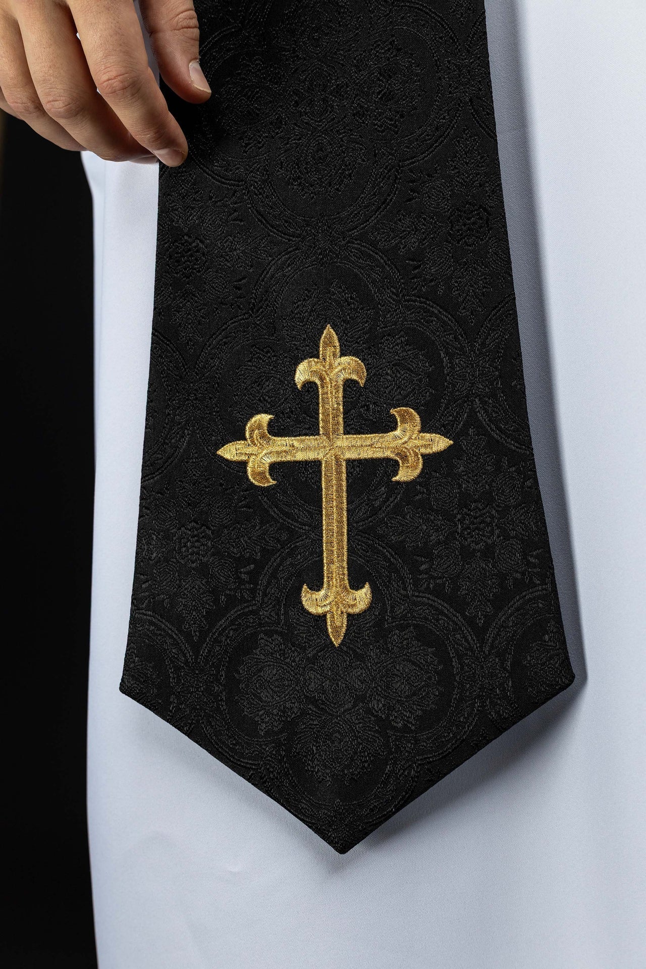 Stola ricamata con motivo della Croce tessuto jacquard nero KST/638/07/11 - PERILPRETE.IT