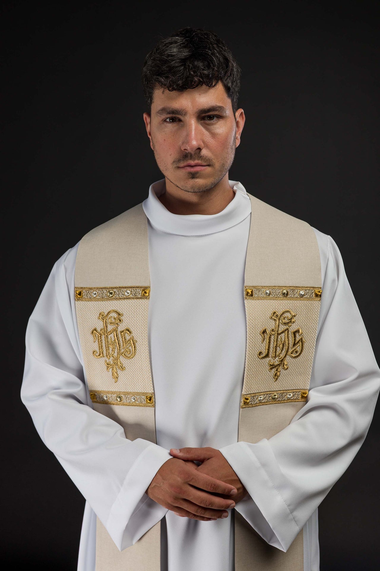 Stola ricamata con motivo IHS color écru S-2067-05-70 - PERILPRETE.IT