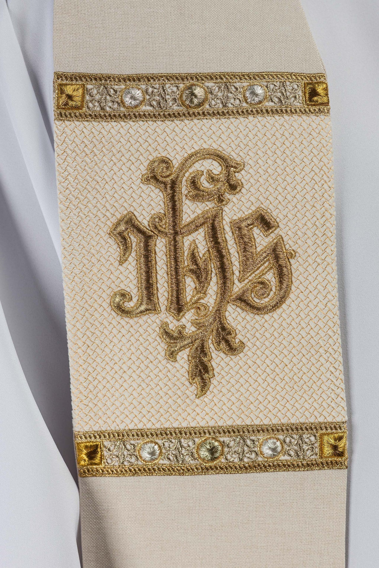 Stola ricamata con motivo IHS color écru S-2067-05-70 - PERILPRETE.IT