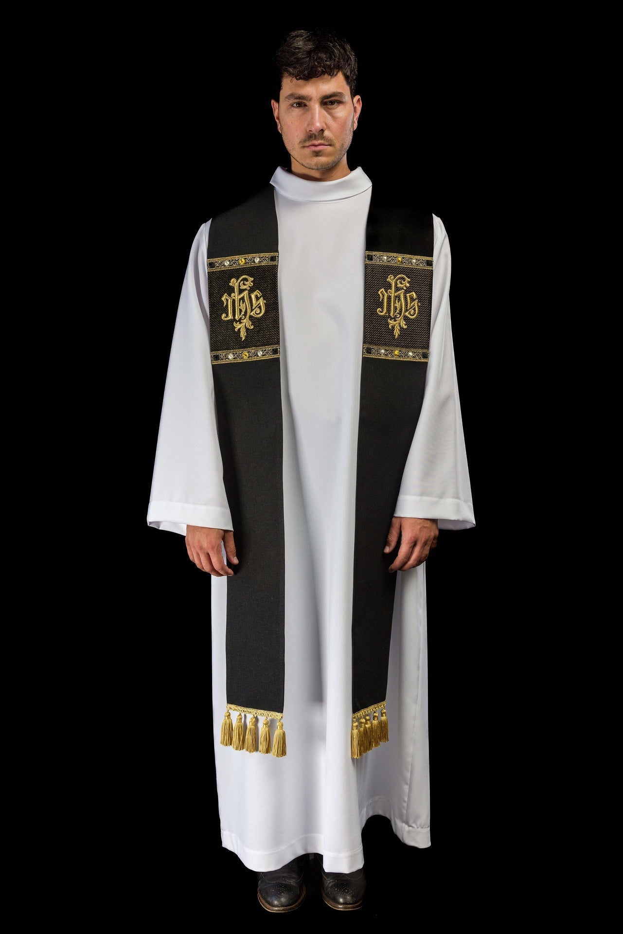 Stola ricamata con motivo IHS di colore nero S-2067-07-70 - PERILPRETE.IT