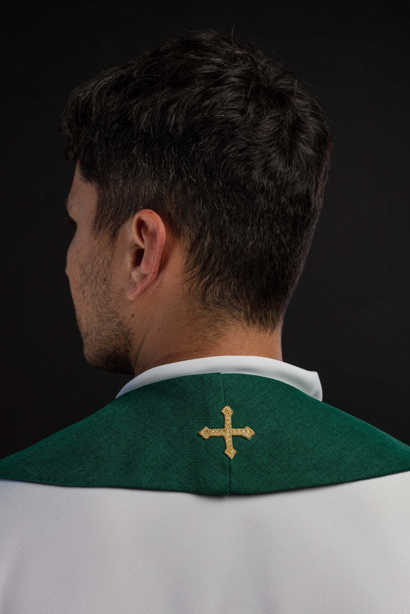 Stola ricamata con motivo IHS verde S-2067-01-70 - PERILPRETE.IT