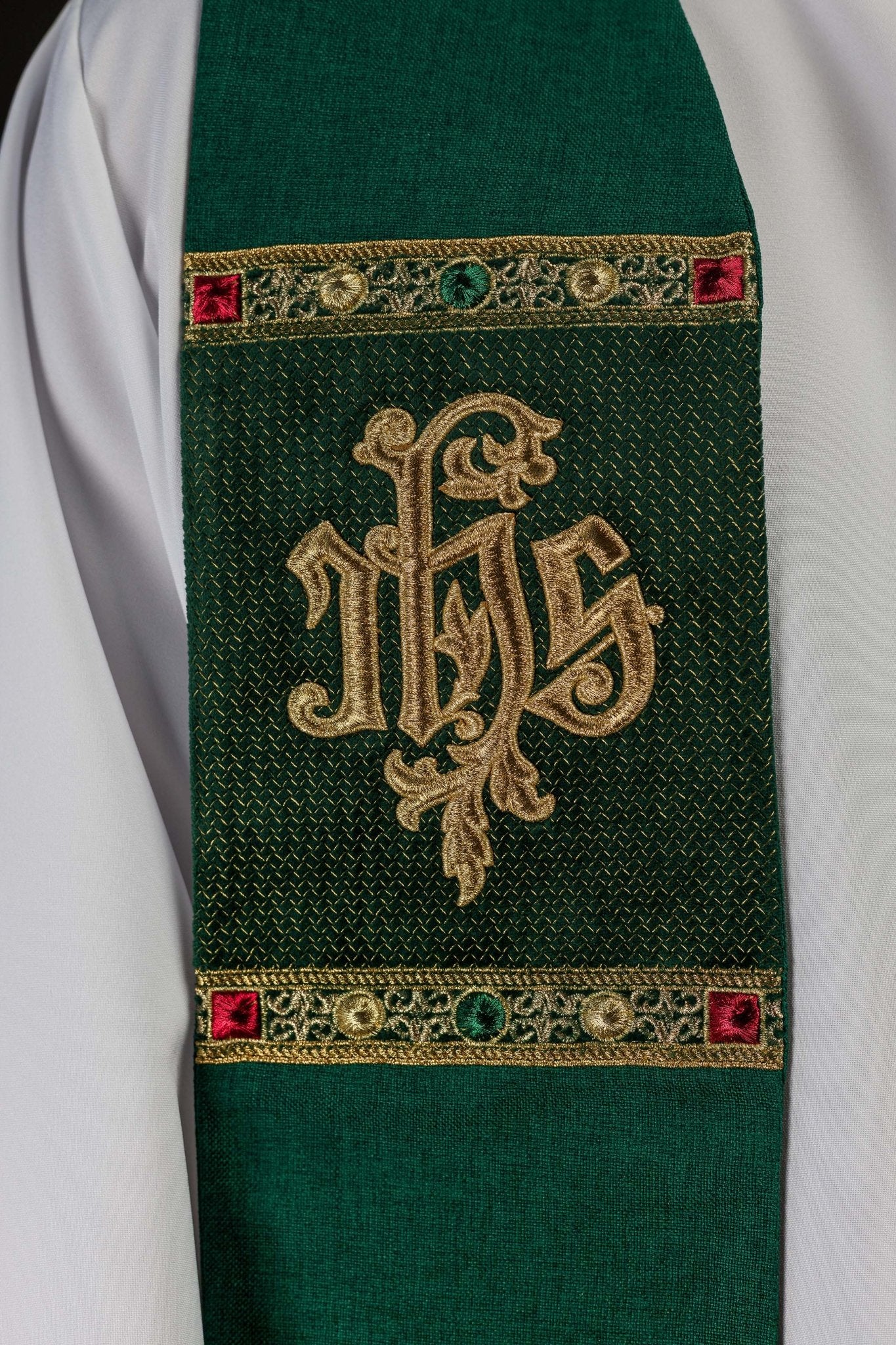 Stola ricamata con motivo IHS verde S-2067-01-70 - PERILPRETE.IT