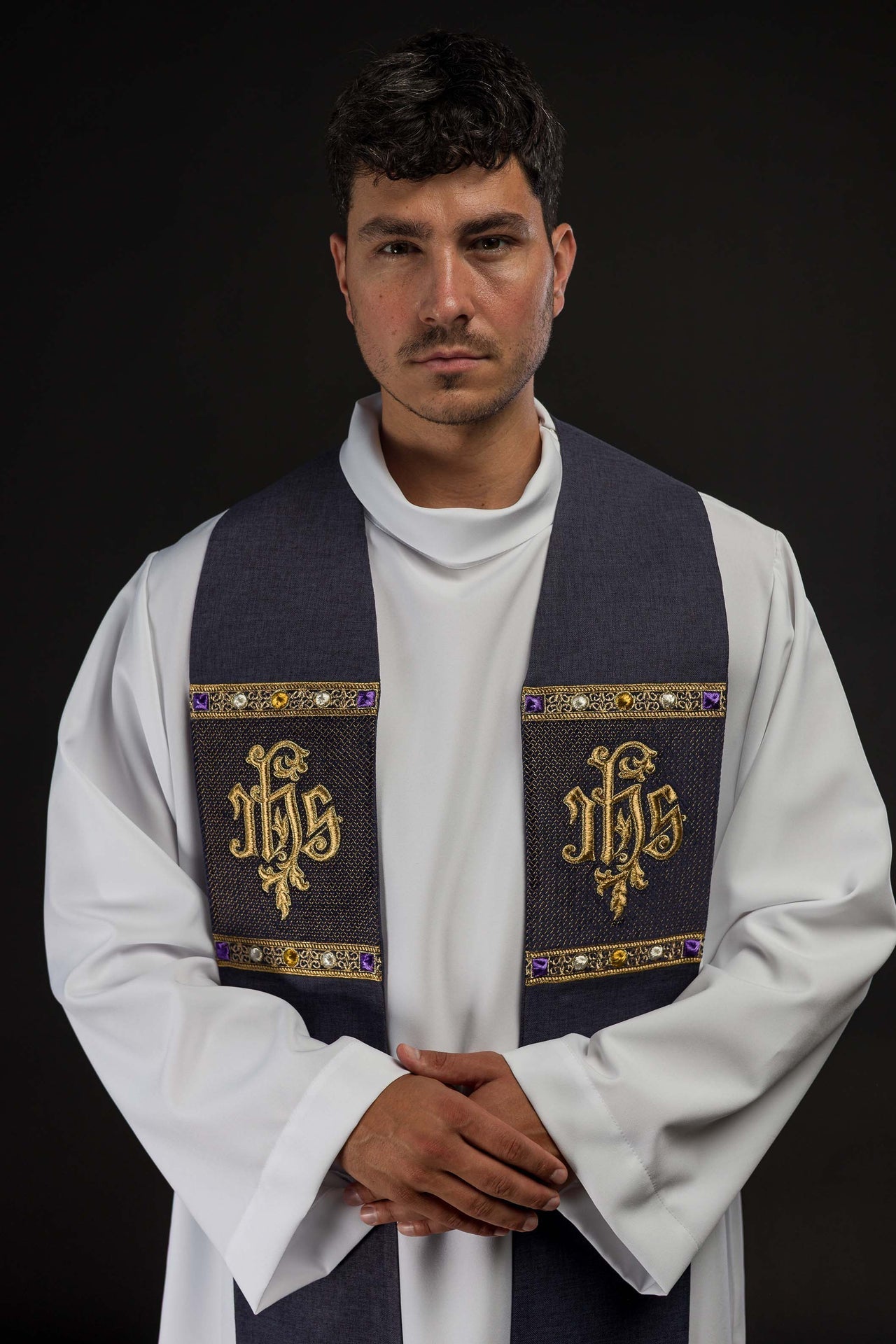 Stola ricamata con motivo IHS viola S-2067-03-70 - PERILPRETE.IT