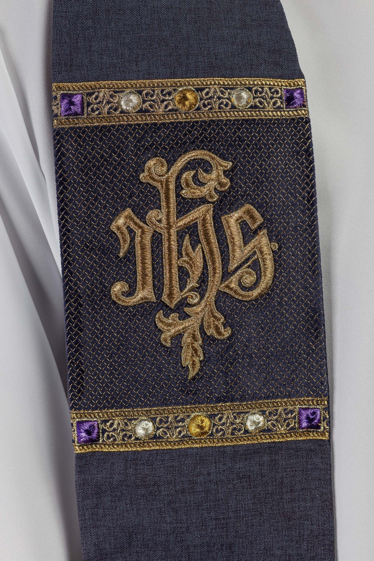 Stola ricamata con motivo IHS viola S-2067-03-70 - PERILPRETE.IT