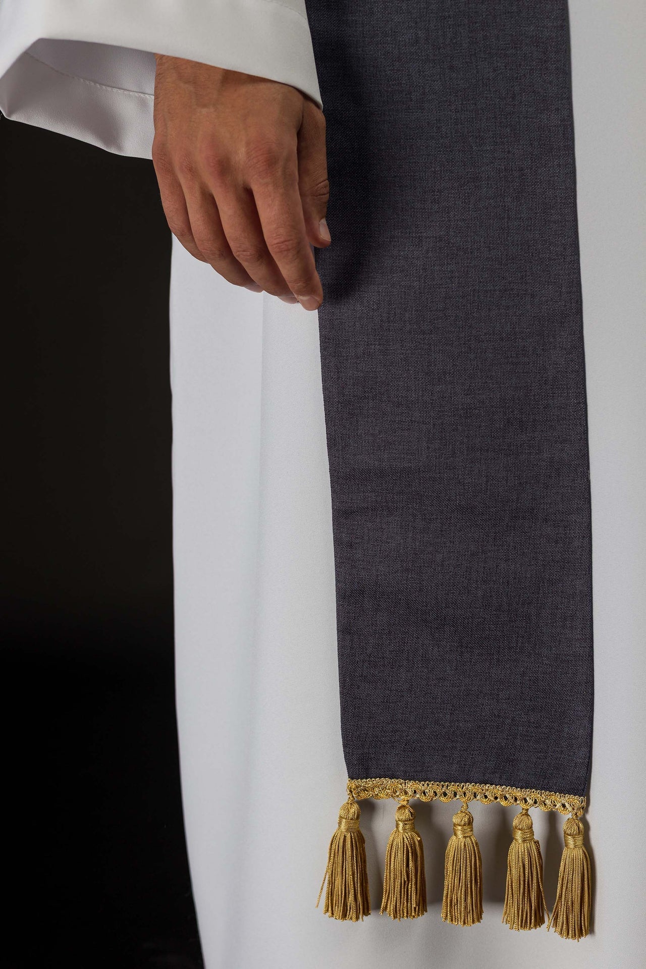 Stola ricamata con motivo IHS viola S-2067-03-70 - PERILPRETE.IT