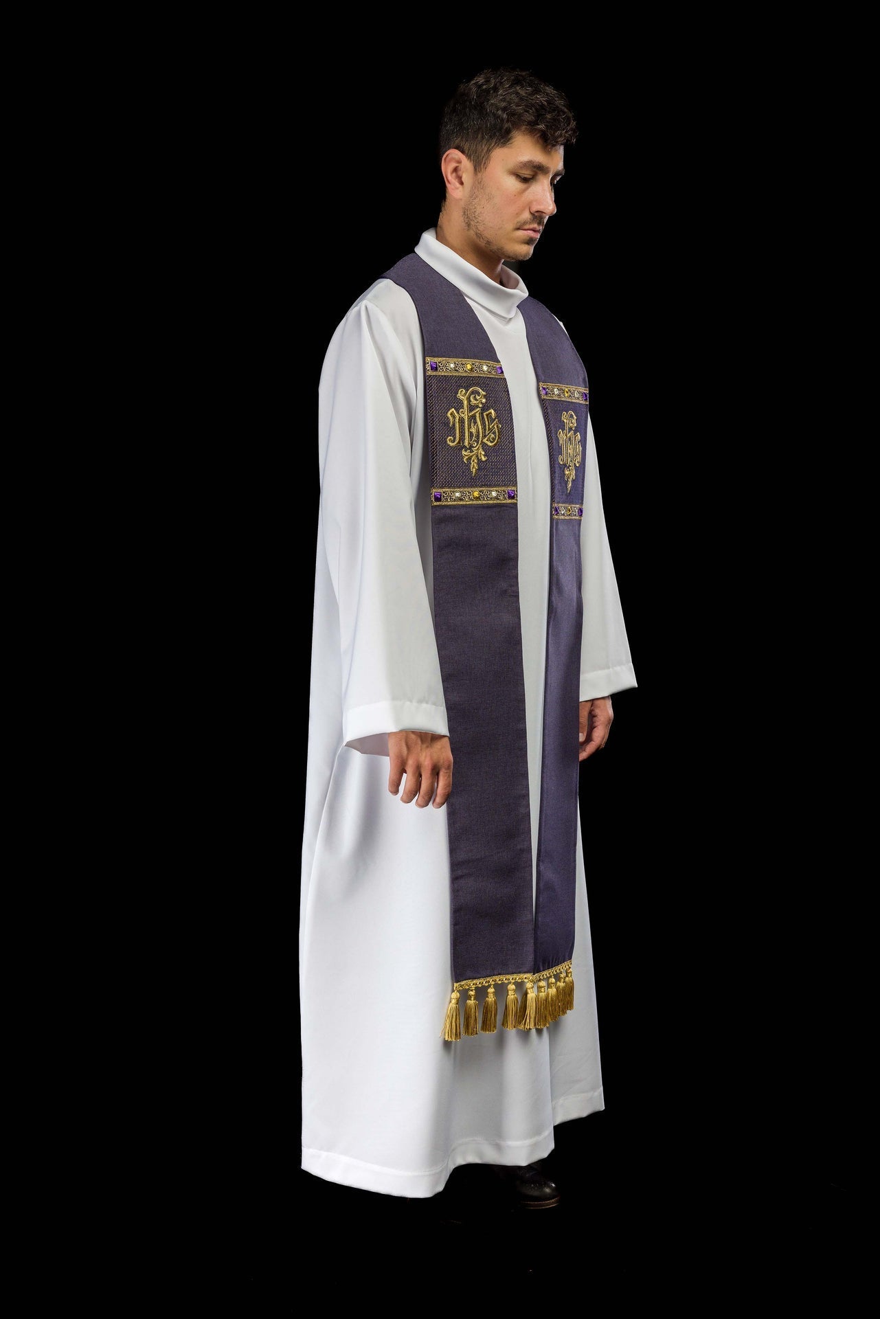 Stola ricamata con motivo IHS viola S-2067-03-70 - PERILPRETE.IT