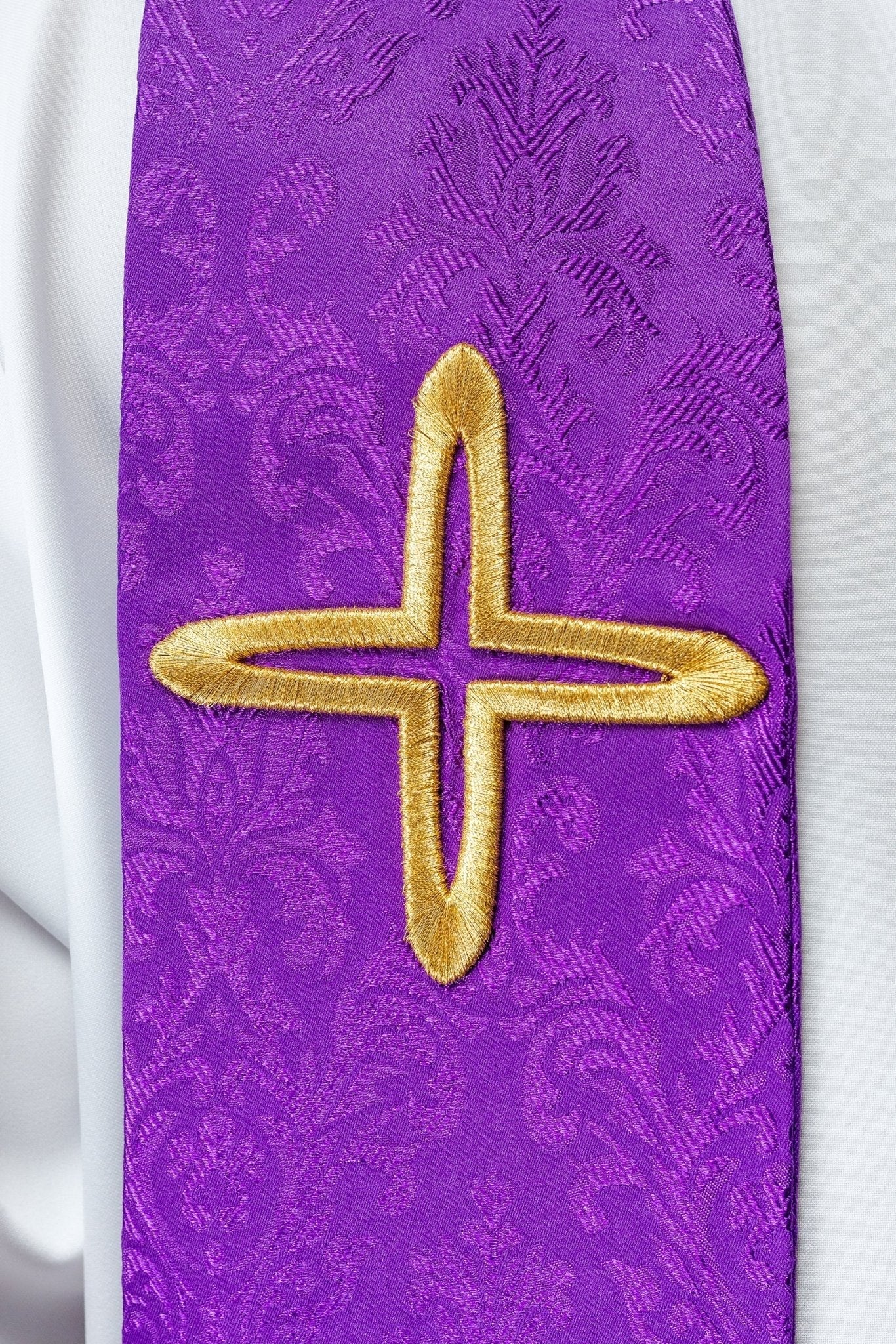 Stola ricamata in jacquard con motivi a croce viola S - 2054 - 03 - 67 - PERILPRETE.IT