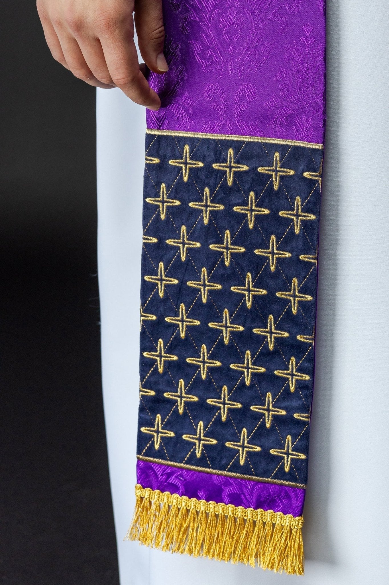 Stola ricamata in jacquard con motivi a croce viola S - 2054 - 03 - 67 - PERILPRETE.IT