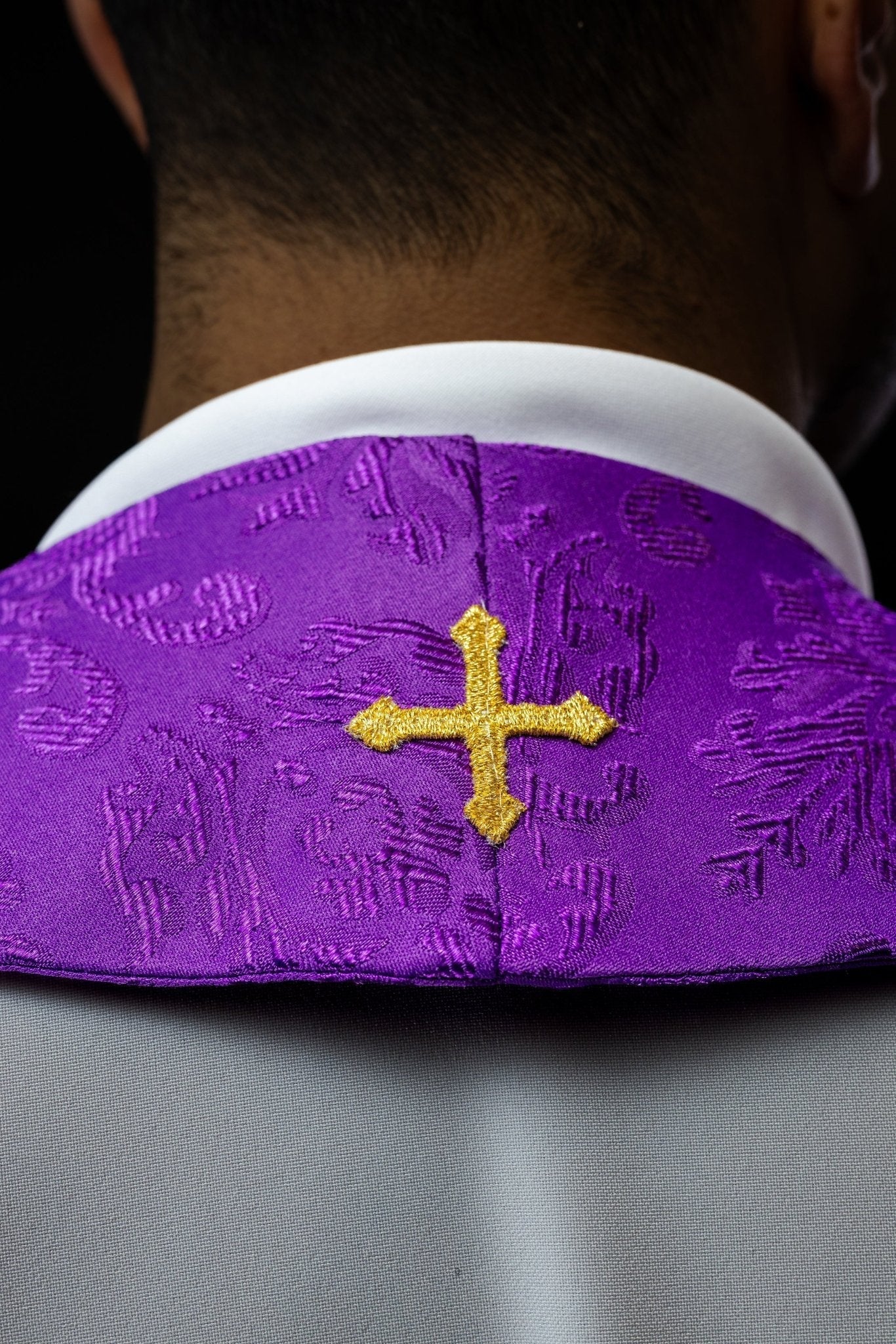 Stola ricamata in jacquard con motivi a croce viola S - 2054 - 03 - 67 - PERILPRETE.IT