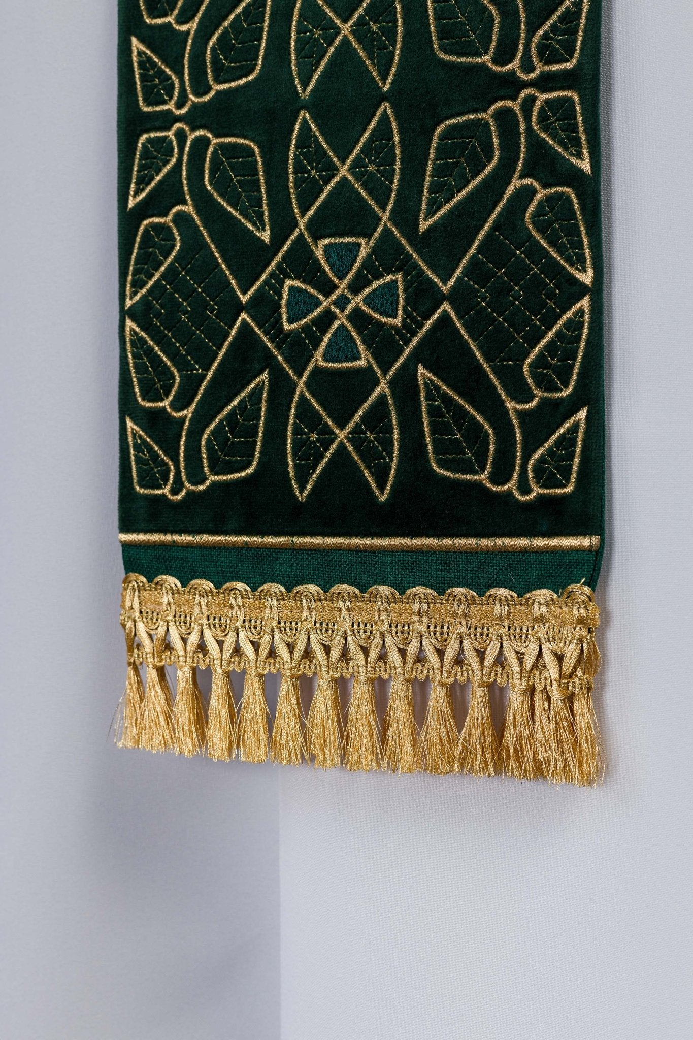 Stola ricamata in velluto con motivo IHS verde S-2055-01-70 - PERILPRETE.IT