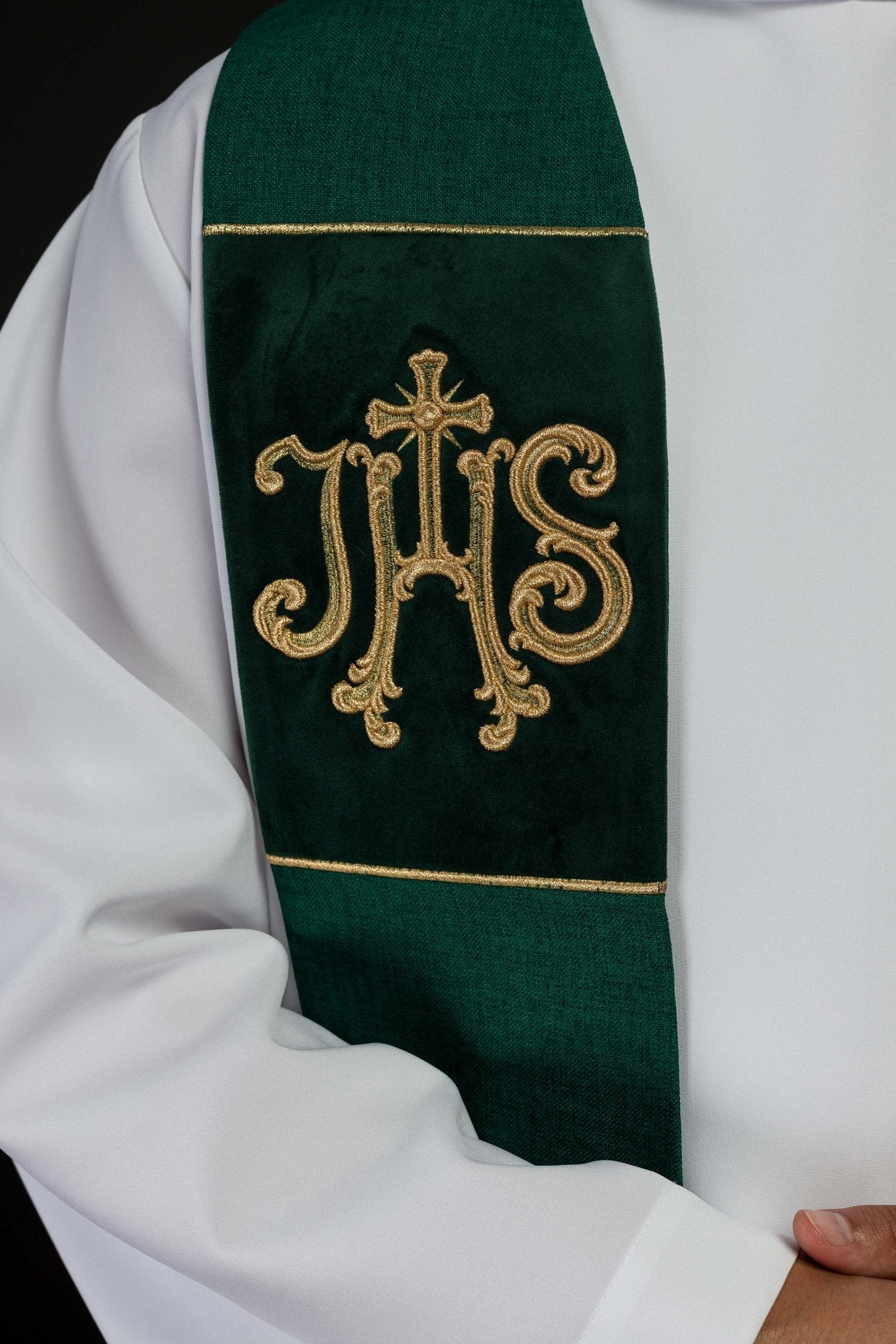 Stola ricamata in velluto con motivo IHS verde S-2055-01-70 - PERILPRETE.IT