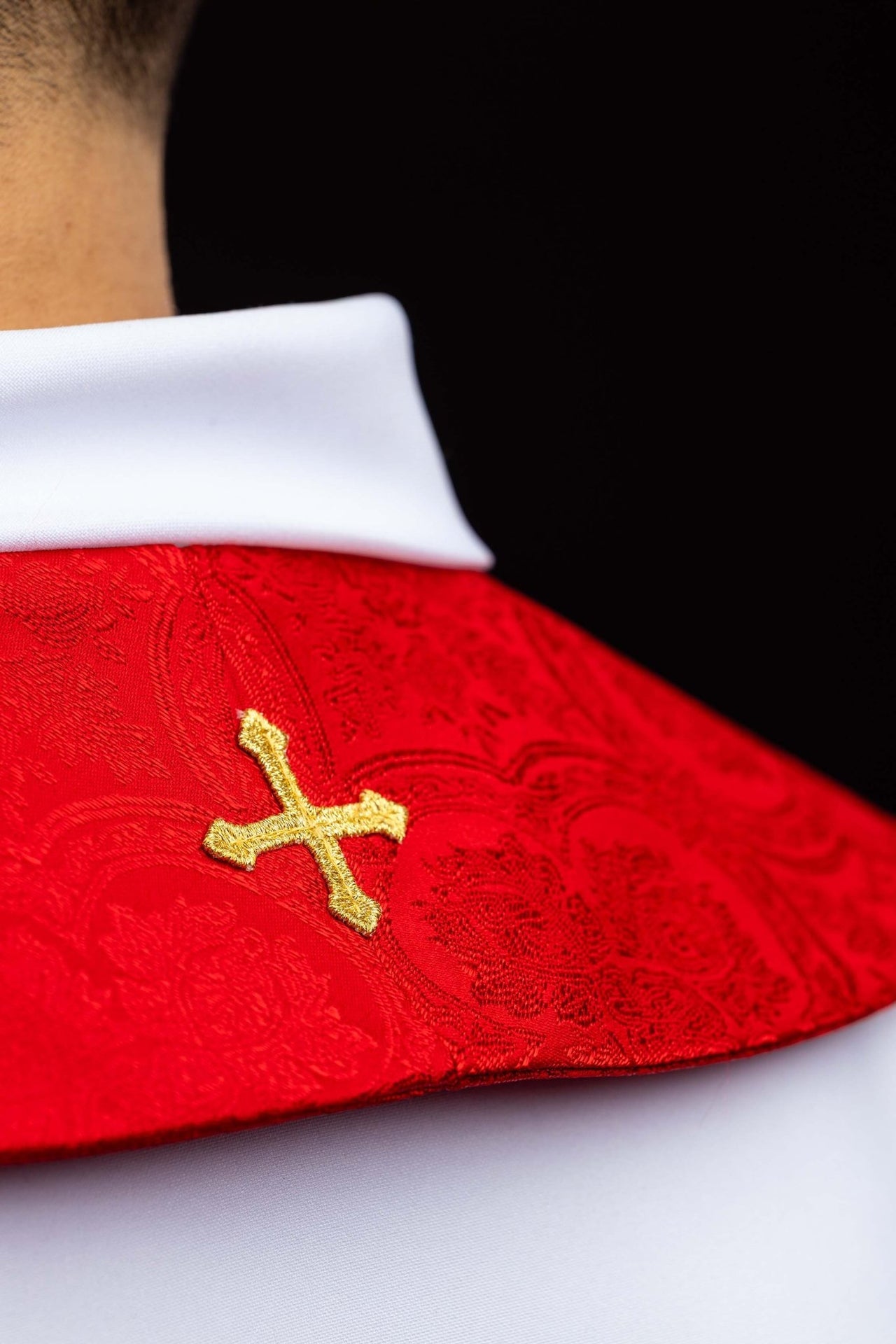 Stuła haftowana z motywem Krzyża czerwona tkanina żakardowa