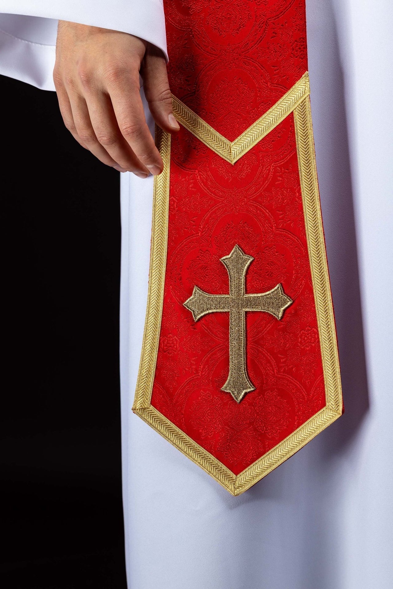 Stuła haftowana z motywem Krzyża czerwona tkanina żakardowa