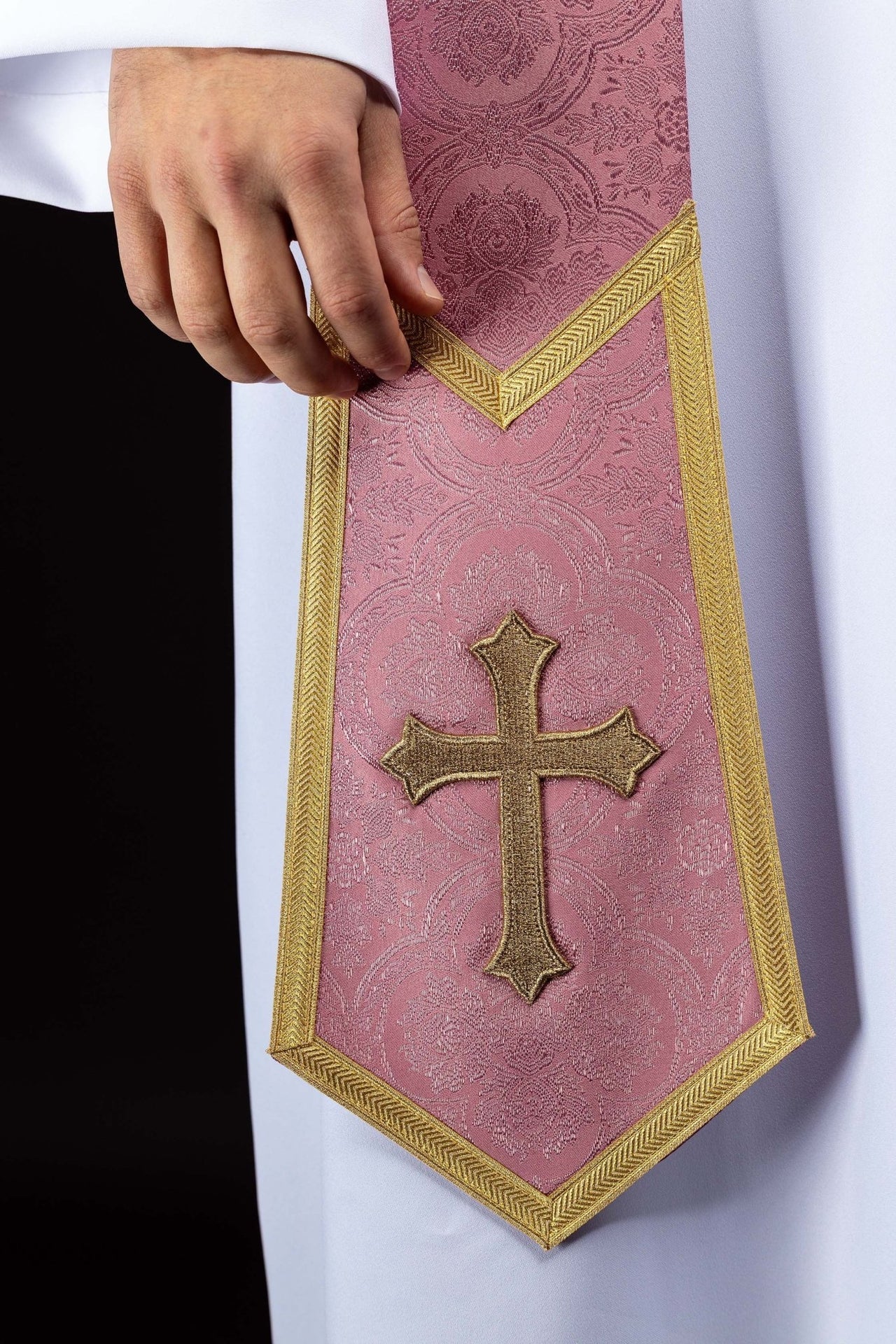 Stuła haftowana z motywem Krzyża różowa tkanina żakardowa