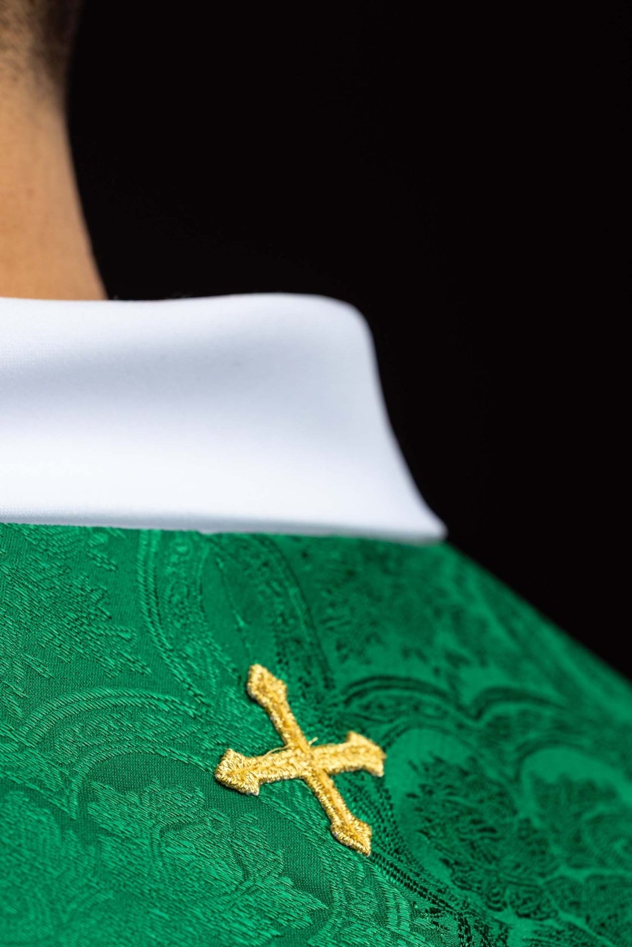 Stuła haftowana z motywem Krzyża zielona tkanina żakardowa