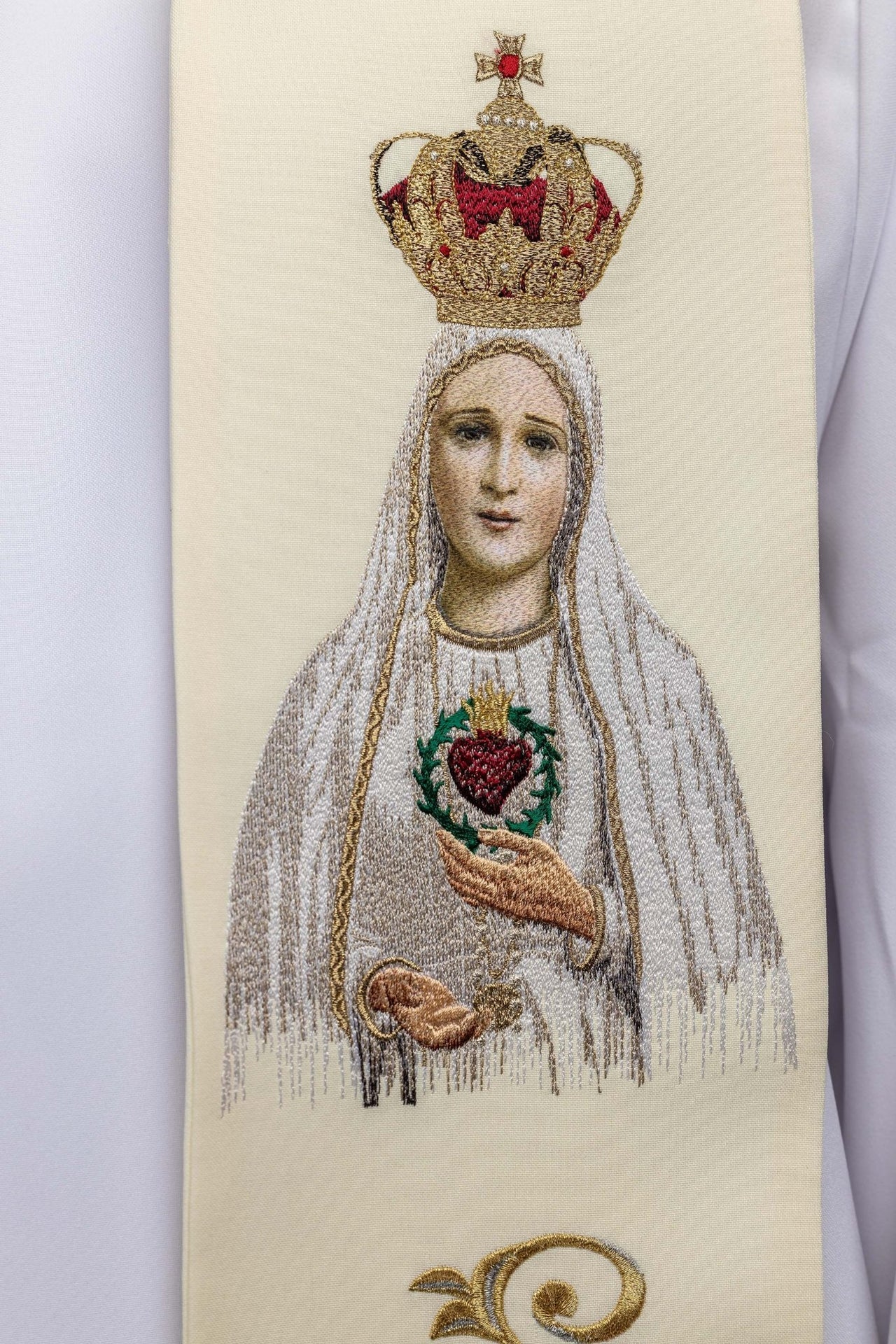 Stuła haftowana z wizerunkiem Matki Bożej Fatimskiej