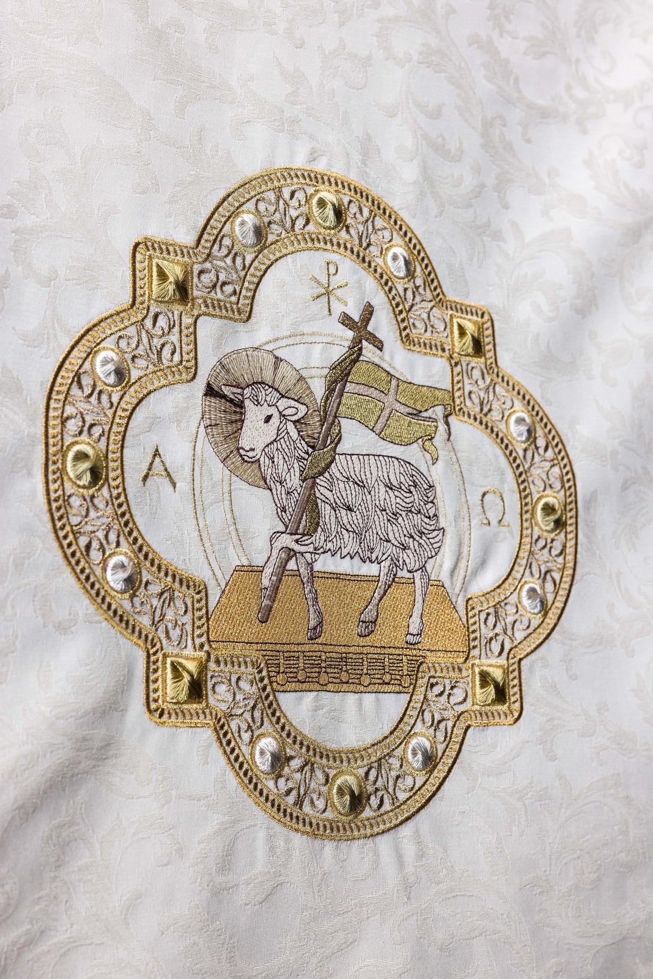 Tovaglia per ambone con ricamo dell’Agnello in tessuto jacquard color écru S-8072-05-88 55*250 - PERILPRETE.IT