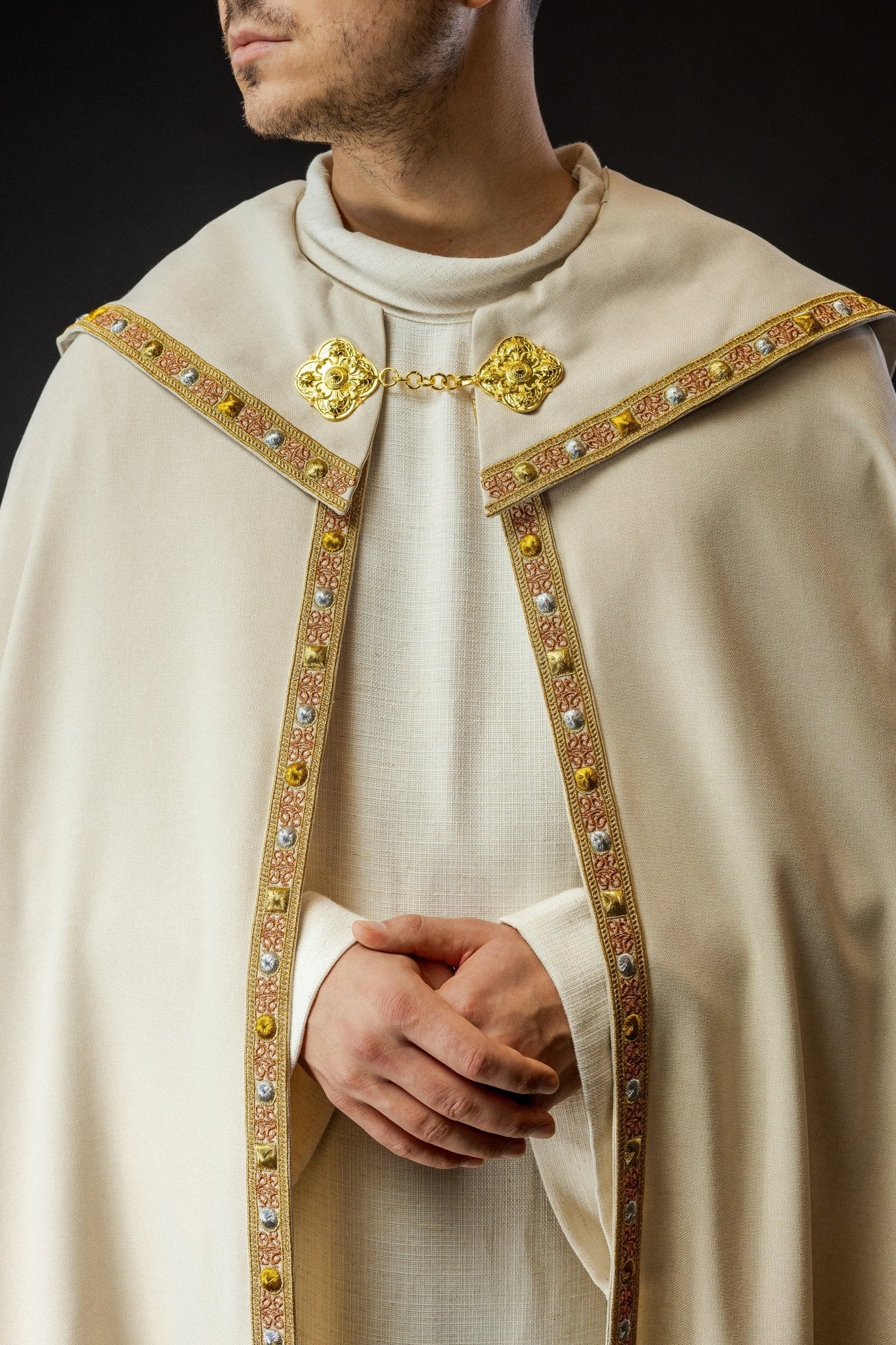 Una pianeta liturgica écru con il monogramma dorato IHS S - 3067 - 05 - 70 145cm - PERILPRETE.IT