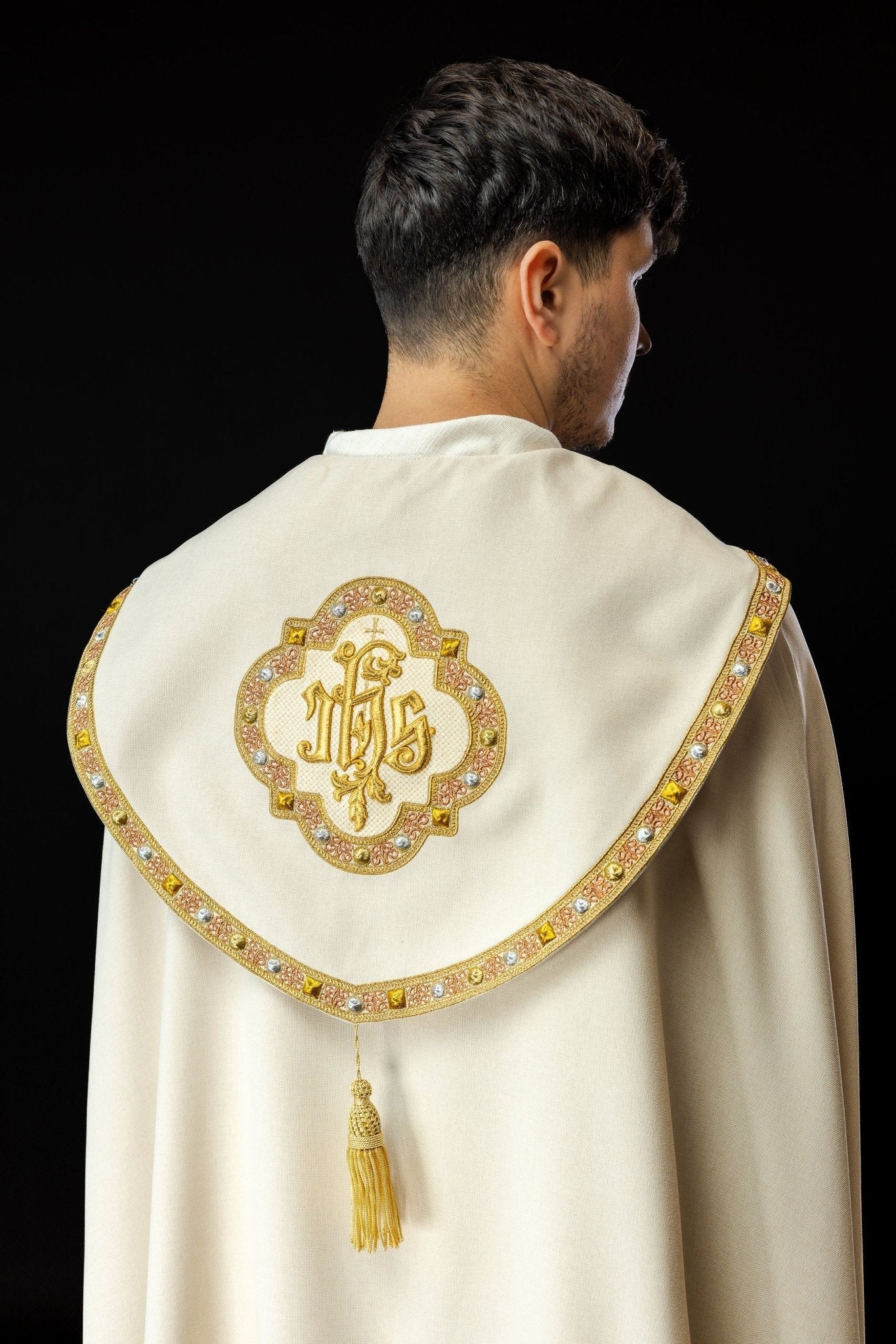 Una pianeta liturgica écru con il monogramma dorato IHS S - 3067 - 05 - 70 145cm - PERILPRETE.IT