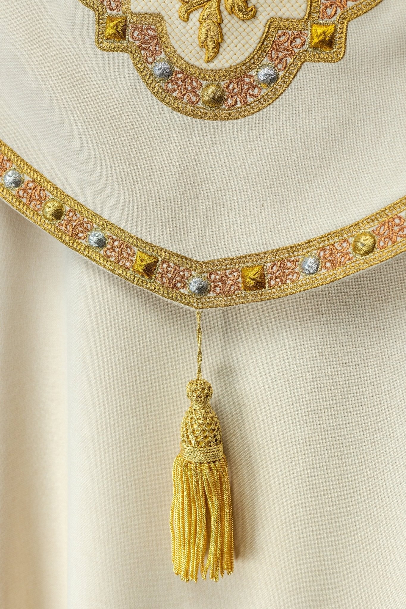 Una pianeta liturgica écru con il monogramma dorato IHS S - 3067 - 05 - 70 145cm - PERILPRETE.IT