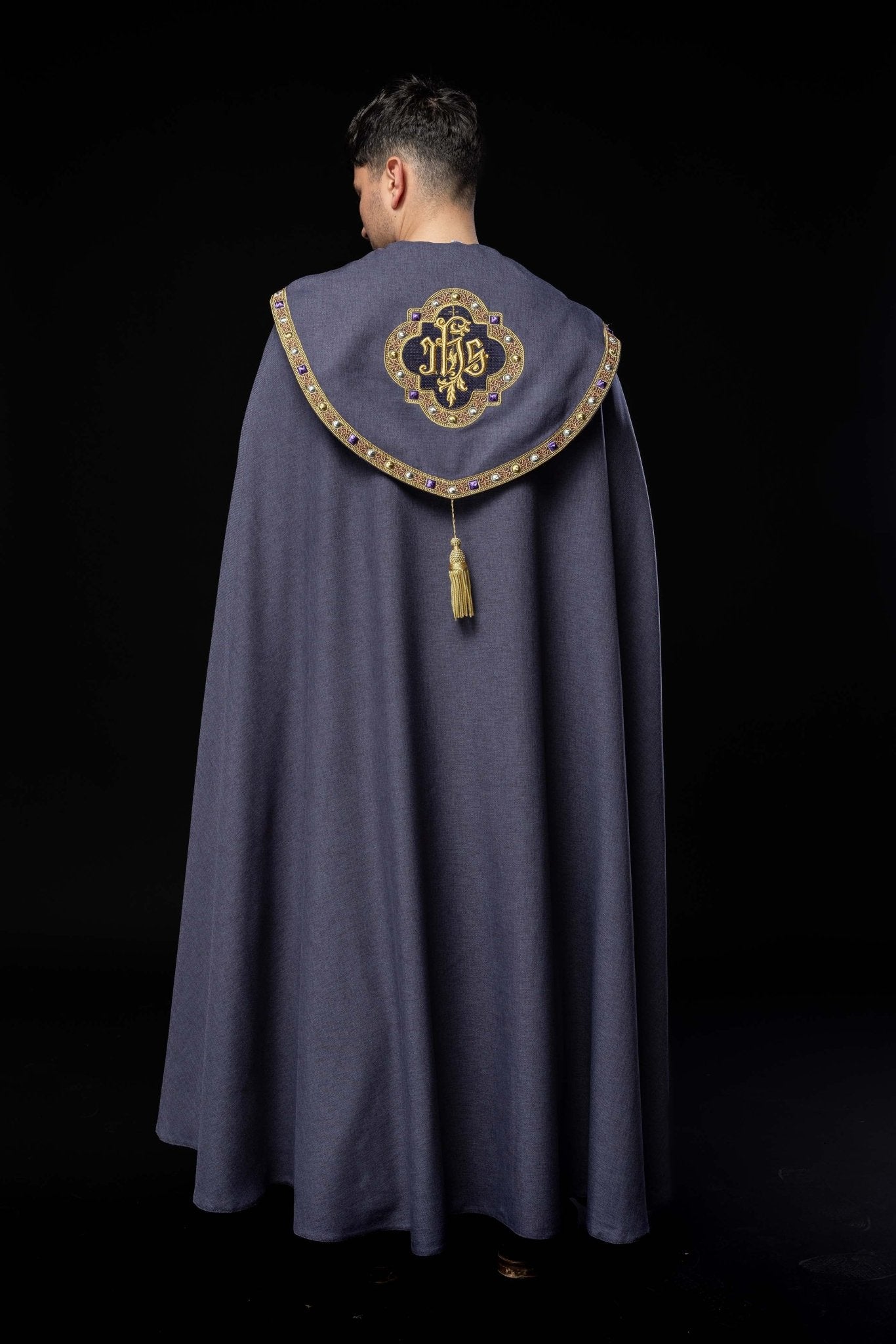 Una pianeta liturgica viola con il monogramma dorato IHS S - 3067 - 03 - 70 150cm - PERILPRETE.IT