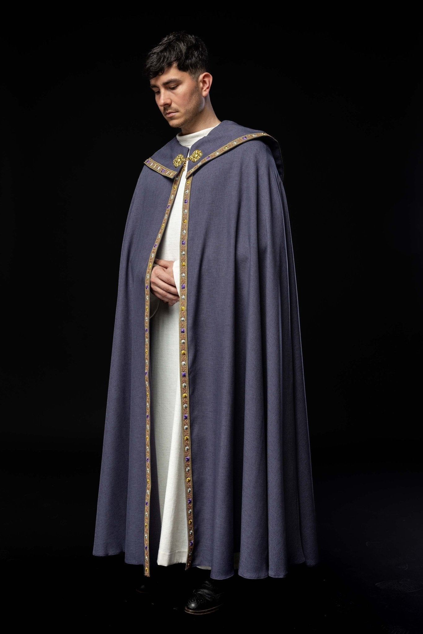 Una pianeta liturgica viola con il monogramma dorato IHS S - 3067 - 03 - 70 150cm - PERILPRETE.IT