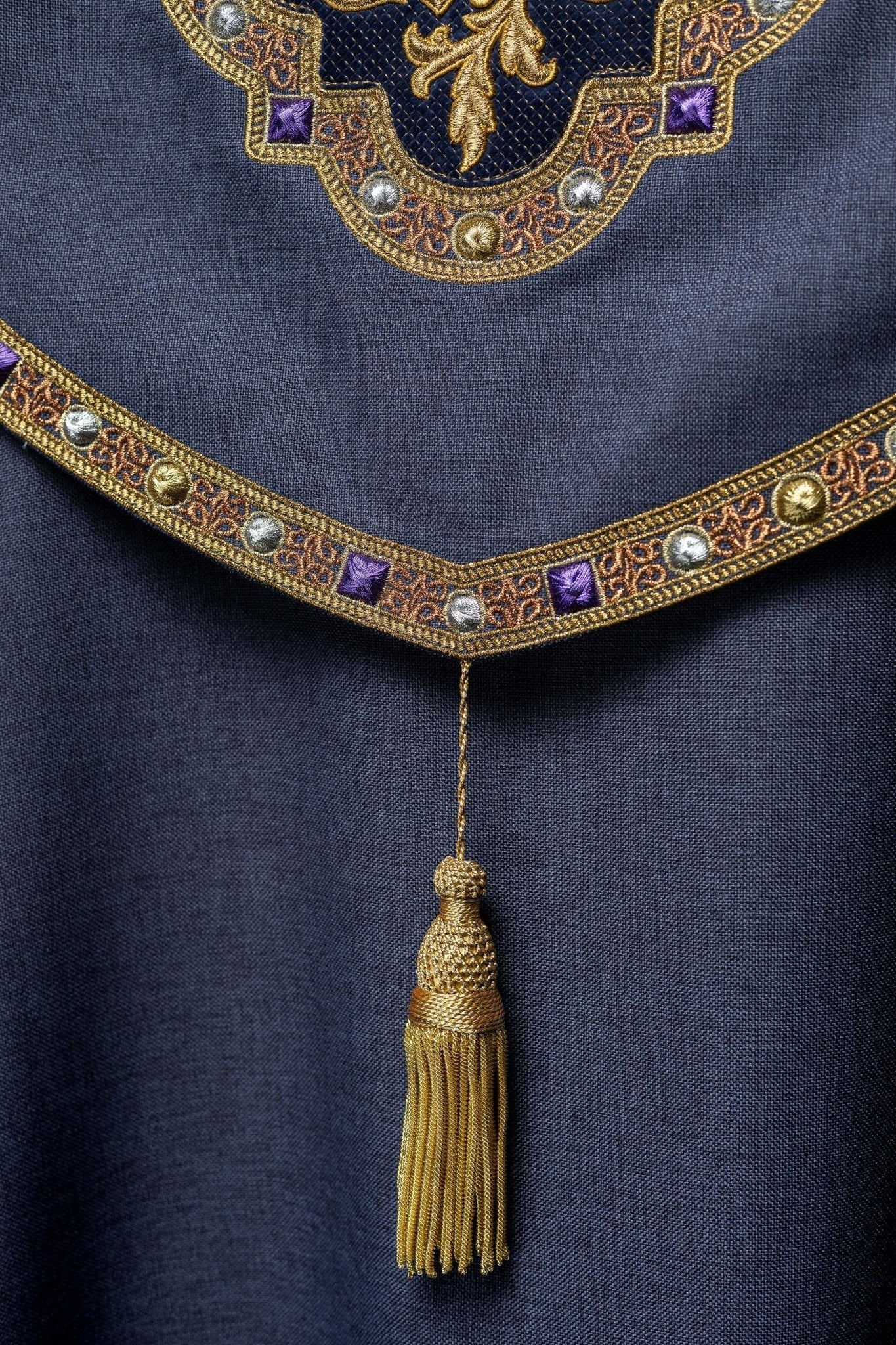 Una pianeta liturgica viola con il monogramma dorato IHS S - 3067 - 03 - 70 150cm - PERILPRETE.IT