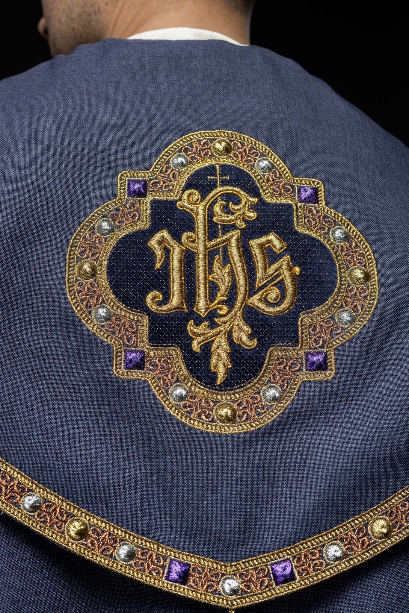 Una pianeta liturgica viola con il monogramma dorato IHS S - 3067 - 03 - 70 150cm - PERILPRETE.IT