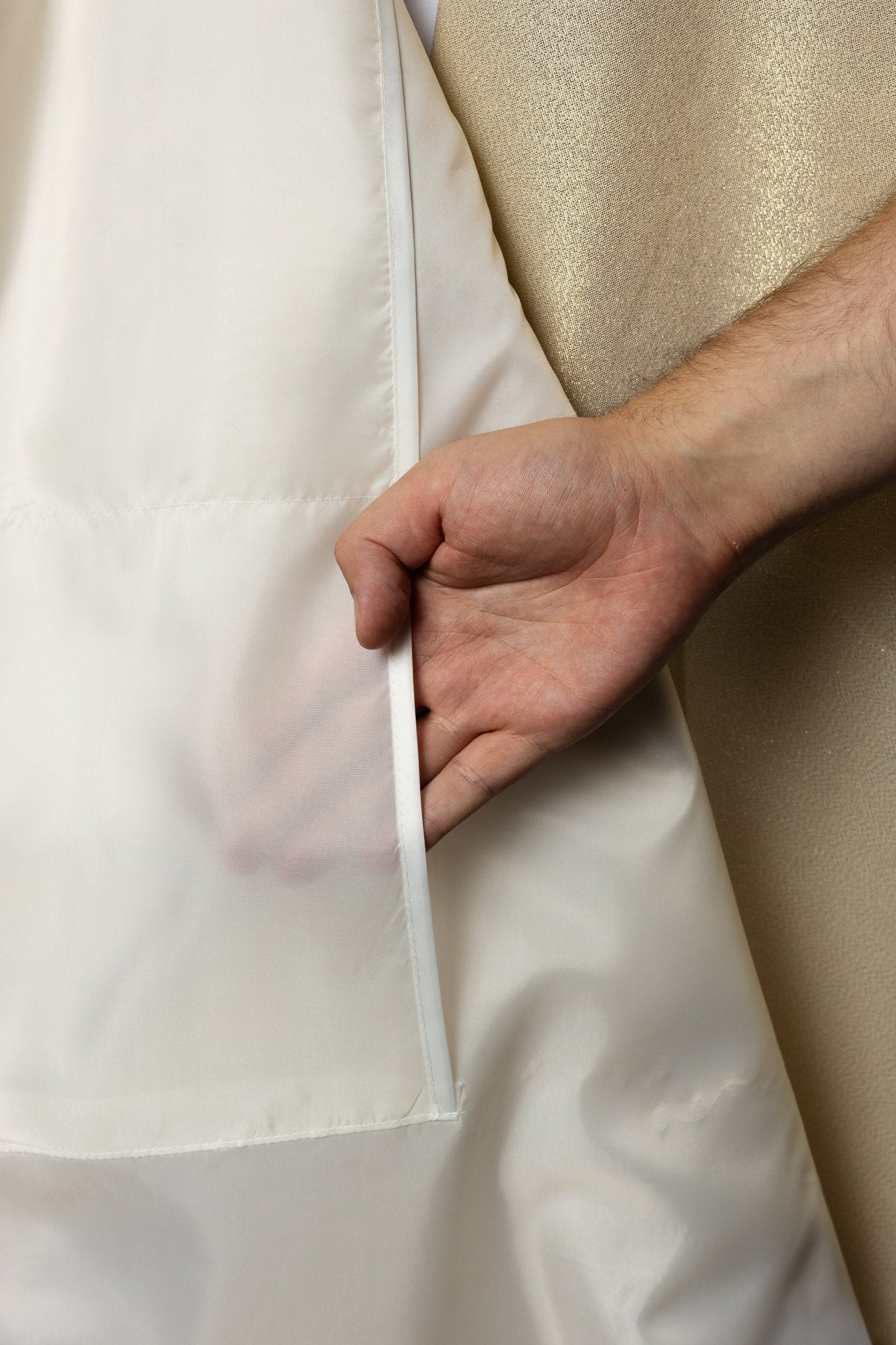 Velo omerale ecrù con croce ricamata