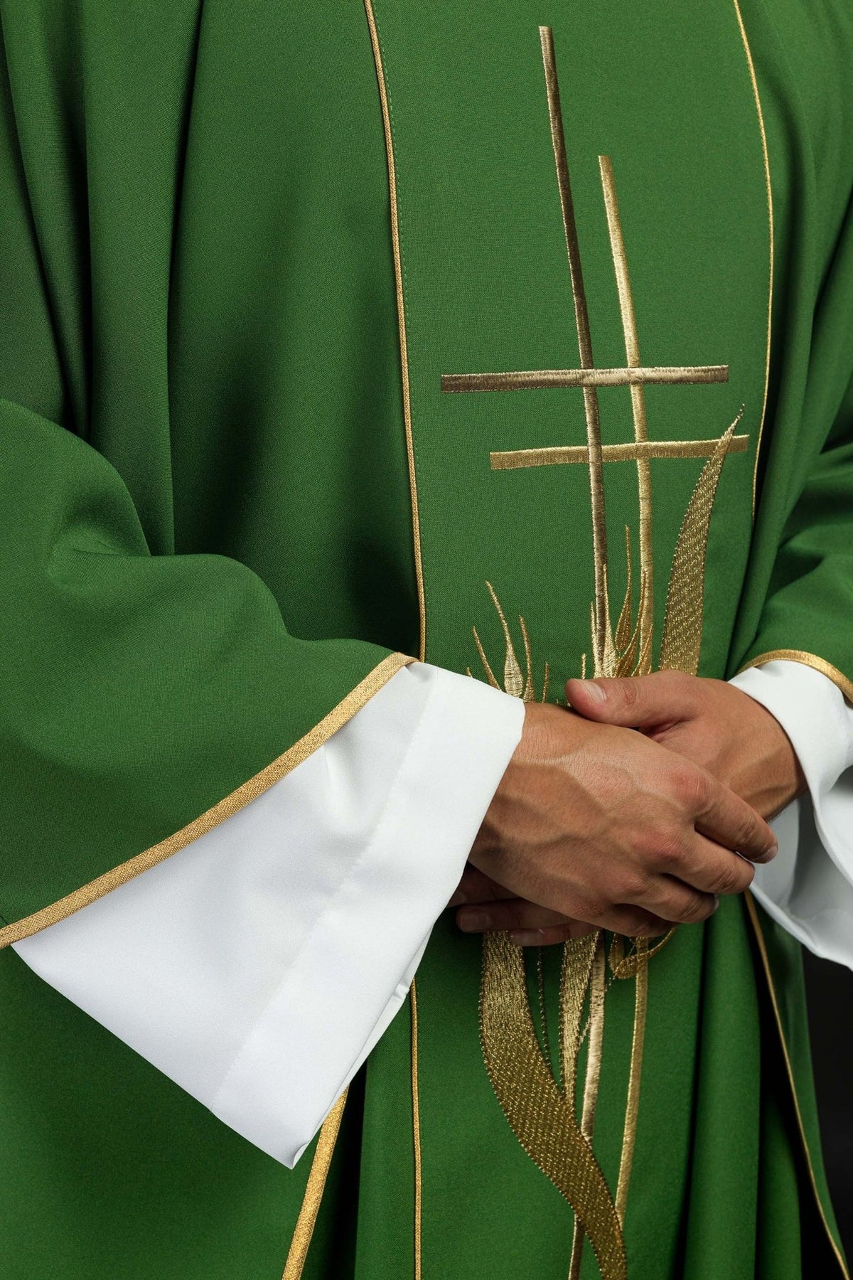Zielony ornat haftowany motywami krzyża i kłosów