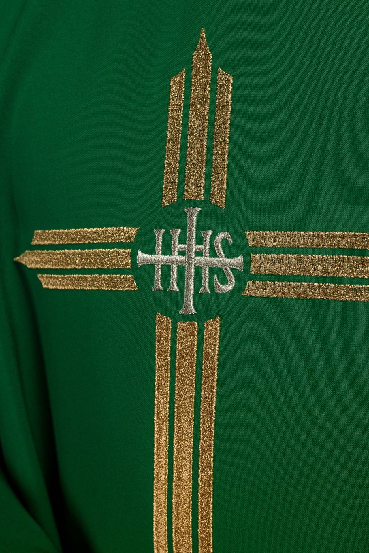 Zielony ornat haftowany z Krzyżem IHS