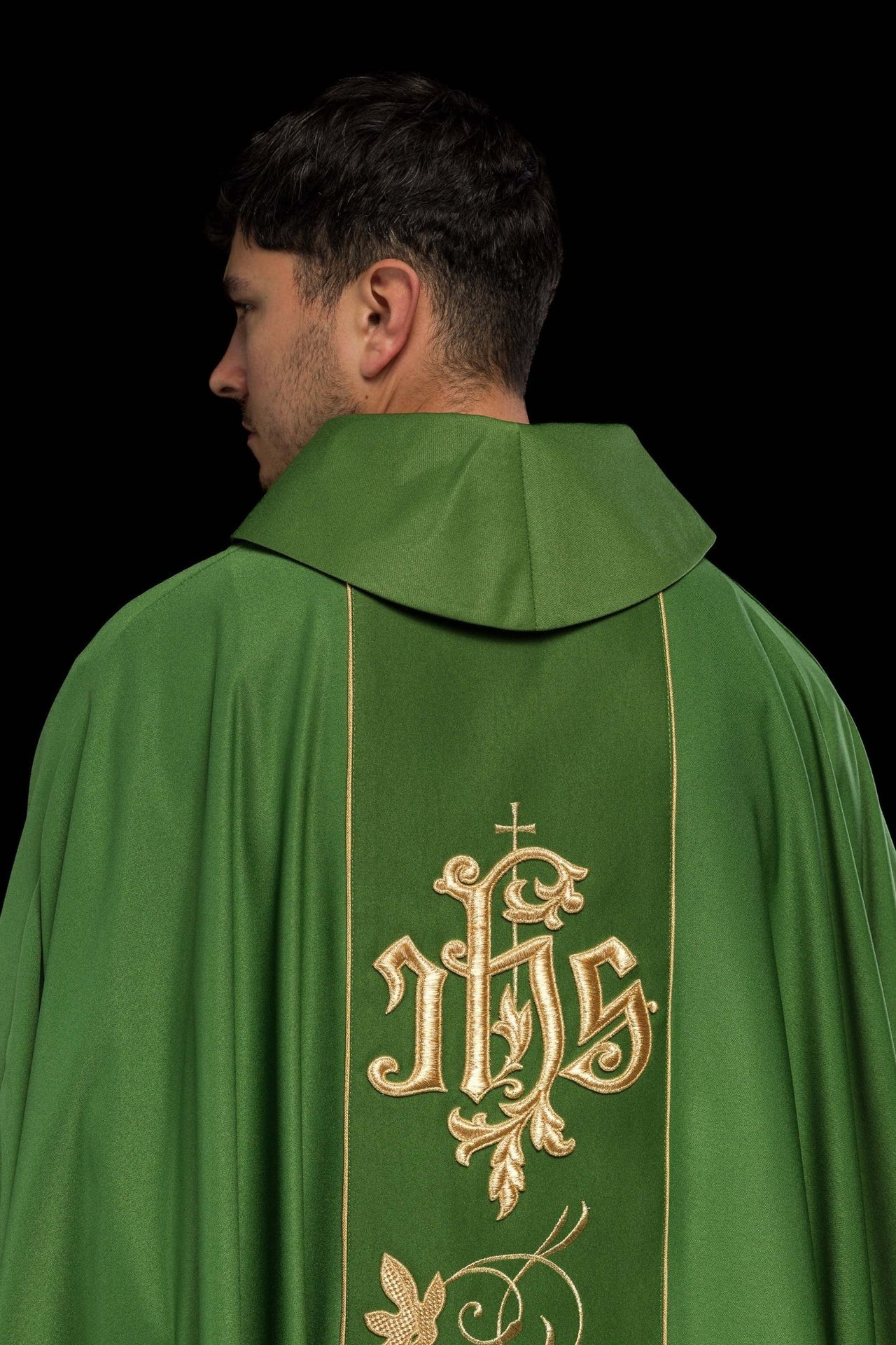 Zielony ornat liturgiczny z bogato zdobionym pasem motywem florystycznym i IHS