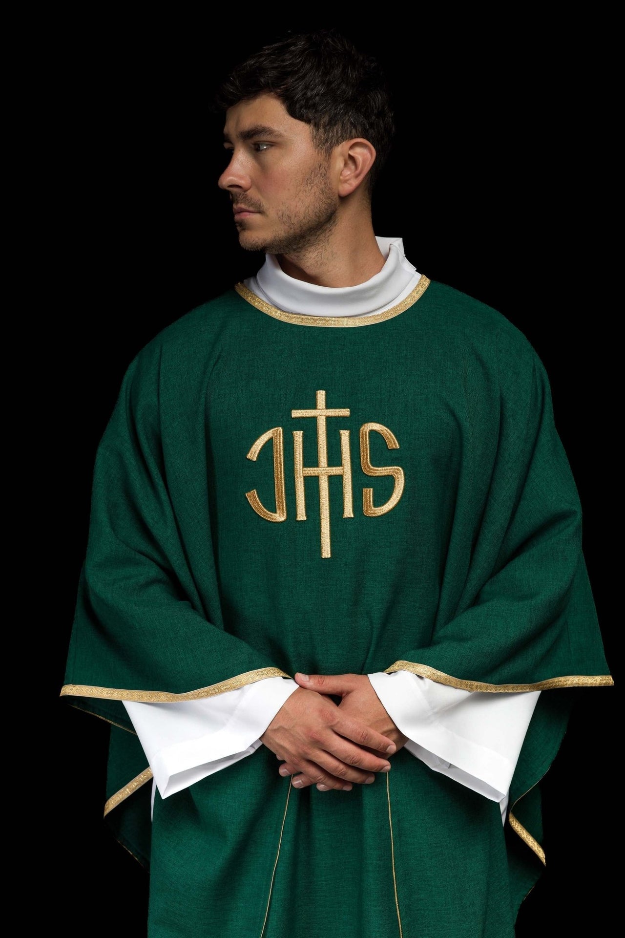 Zielony ornat liturgiczny z złotym haftem IHS