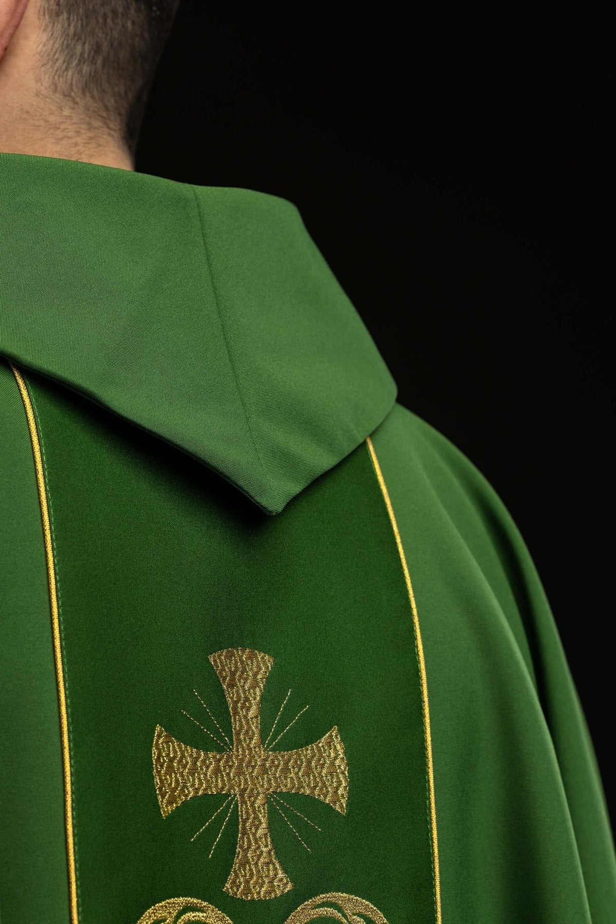 Zielony ornat liturgiczny zdobiony haftowanym pasem
