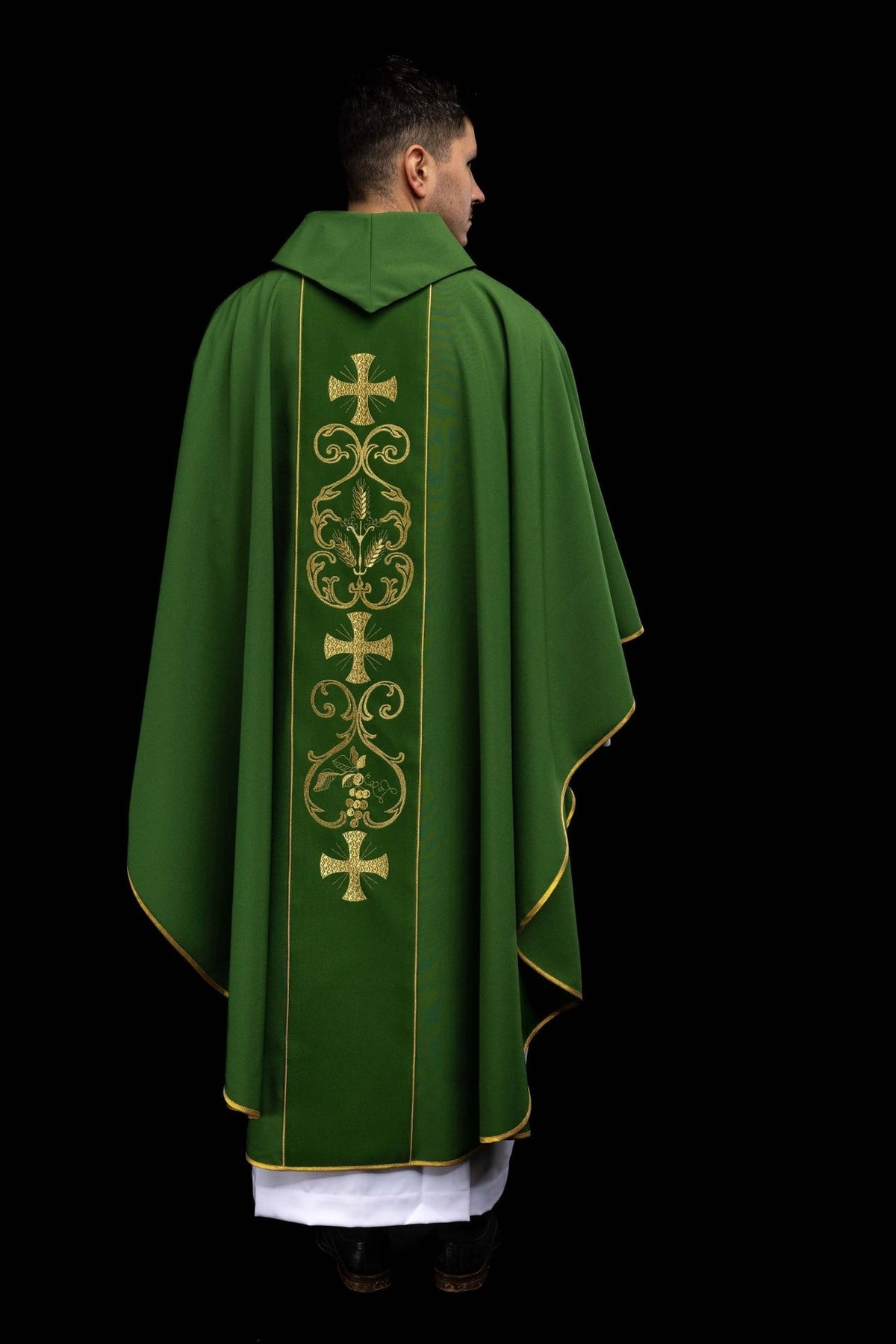 Zielony ornat liturgiczny zdobiony haftowanym pasem