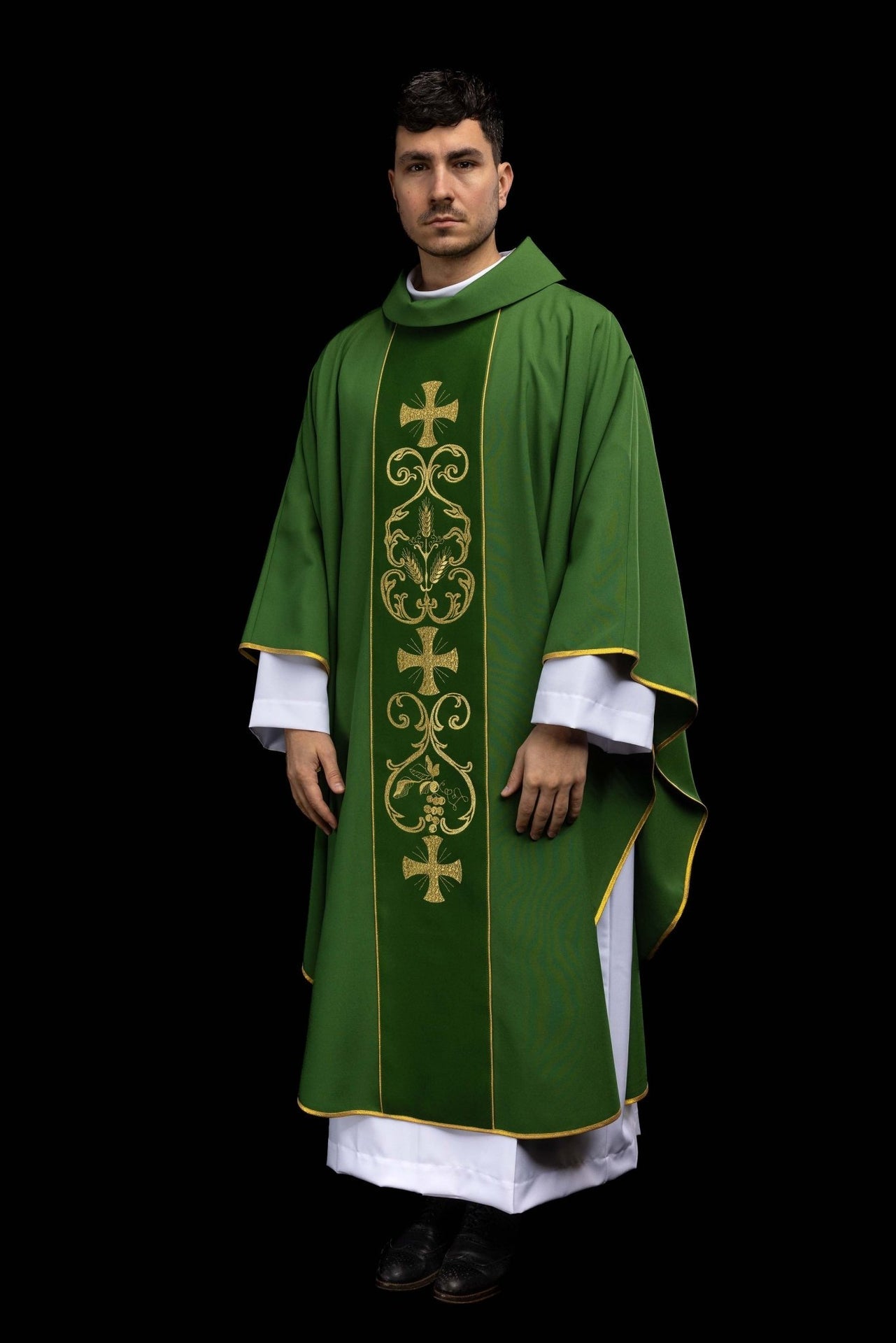 Zielony ornat liturgiczny zdobiony haftowanym pasem