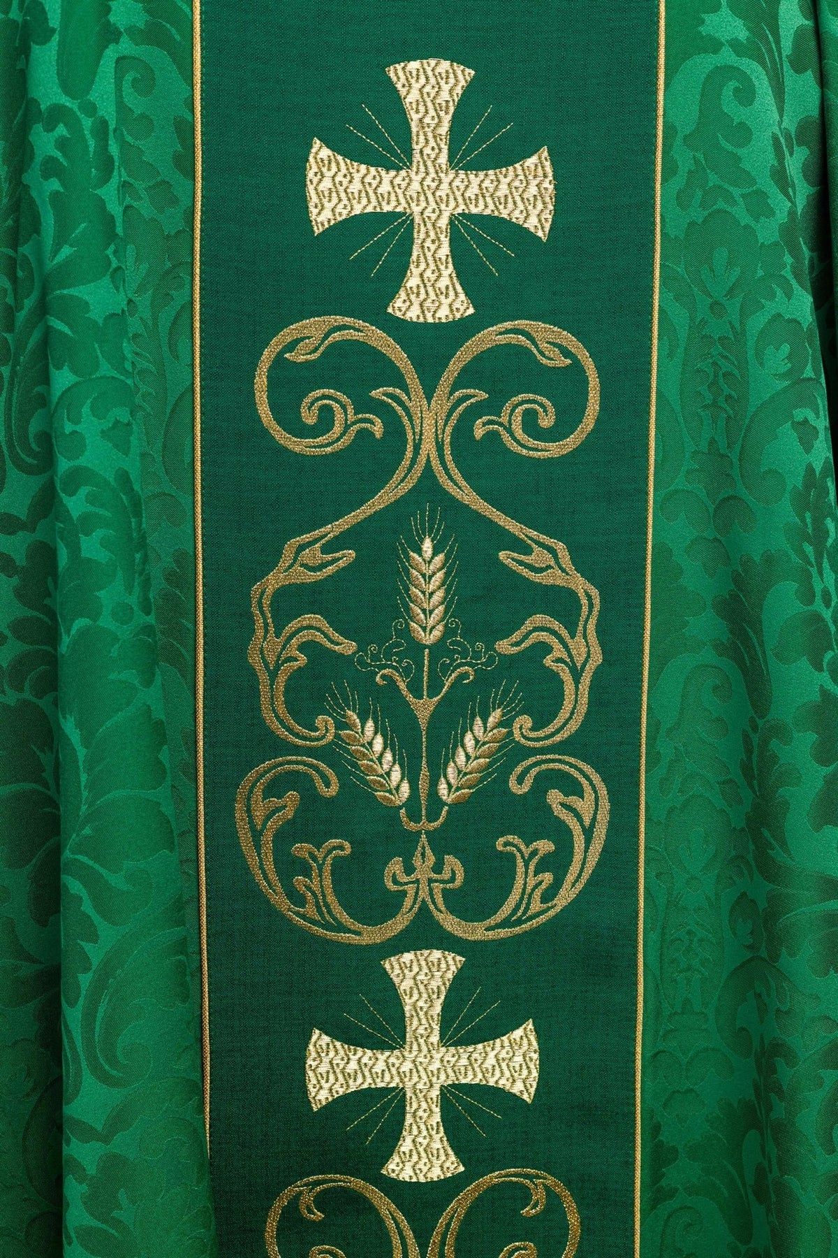 Zielony ornat liturgiczny zdobiony haftowanym pasem