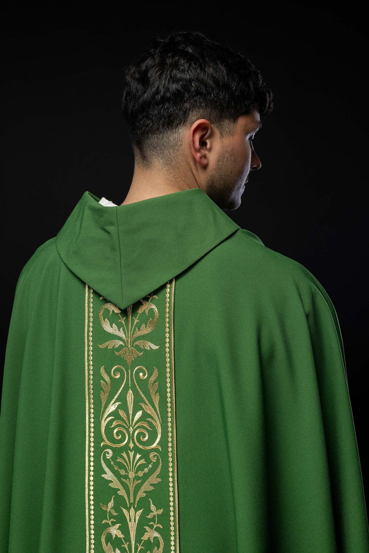 Zielony ornat liturgiczny zdobiony złotym pasem haftowanym