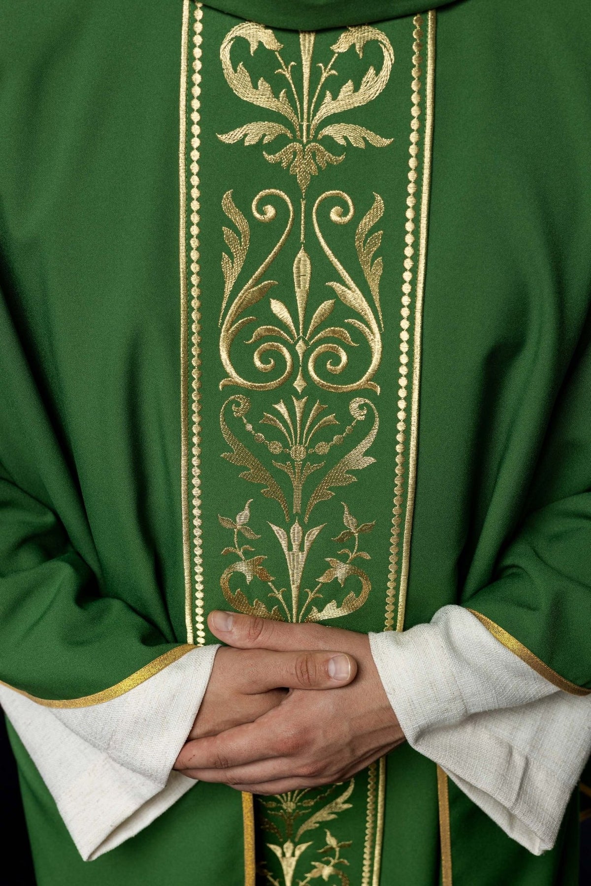 Zielony ornat liturgiczny zdobiony złotym pasem haftowanym