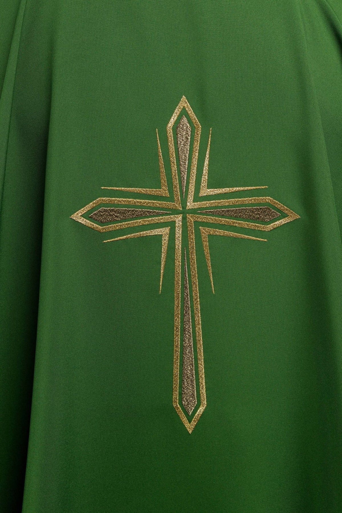Zielony ornat z haftowanym krzyżem
