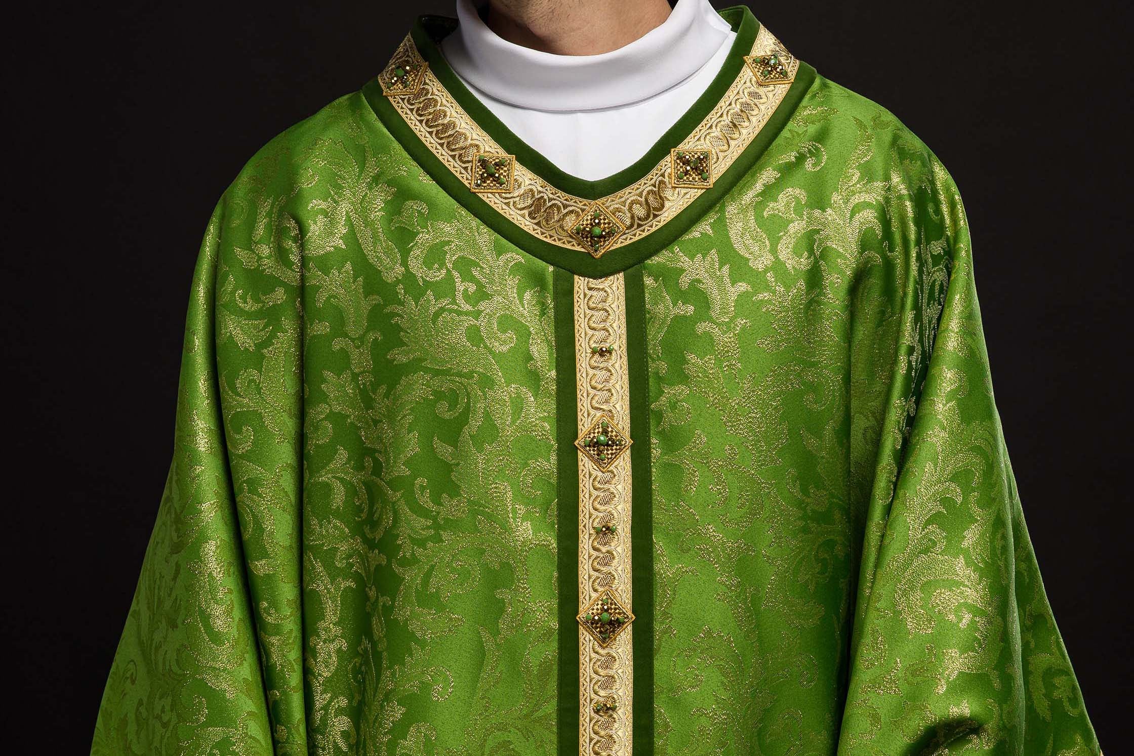 Come rinnovare le vesti liturgiche: modifiche e conservazione - PERILPRETE.IT